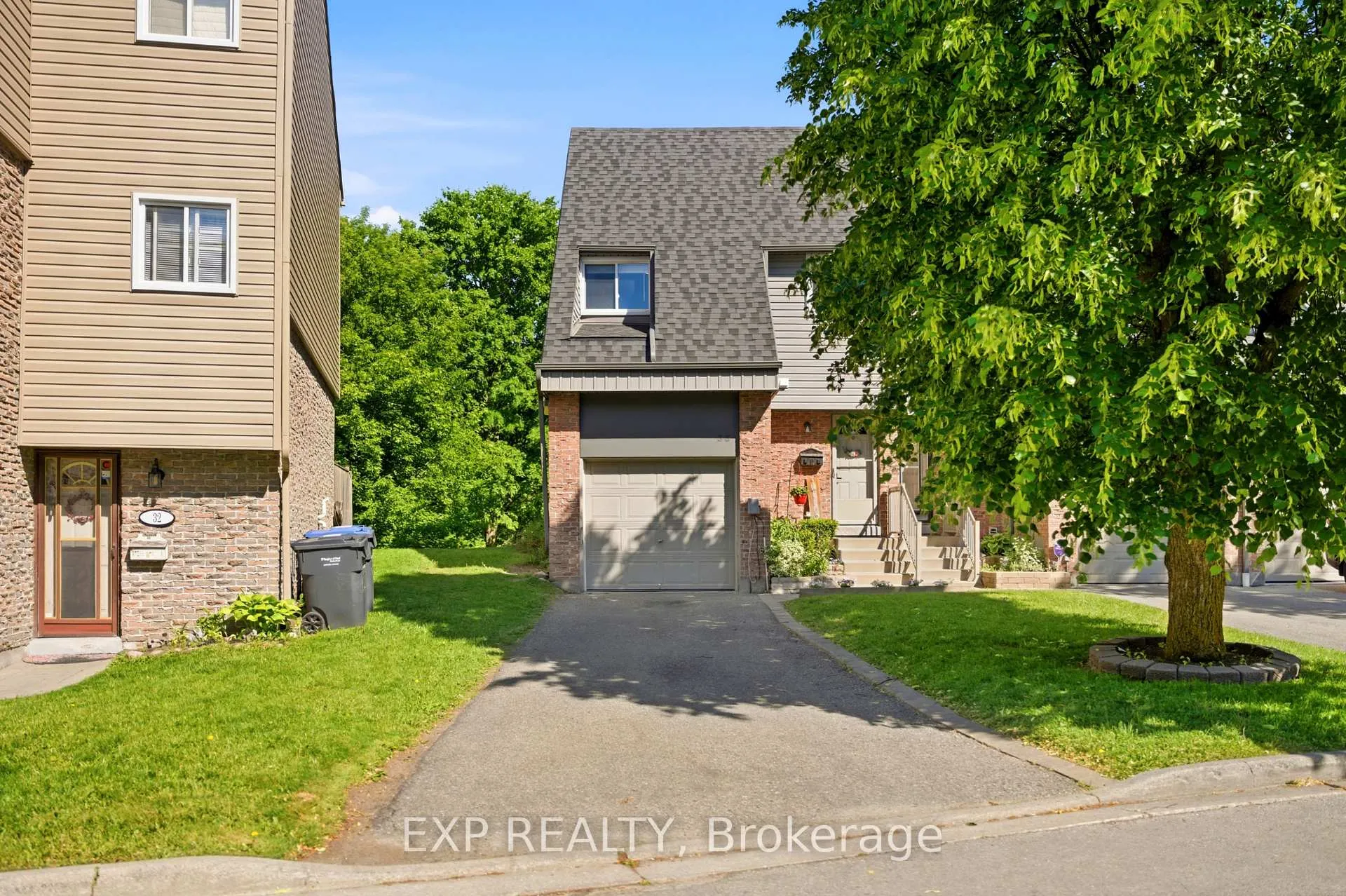 Photo 1 of 33 Tara Park Crescent, Brampton, Brampton North — HOMEH
