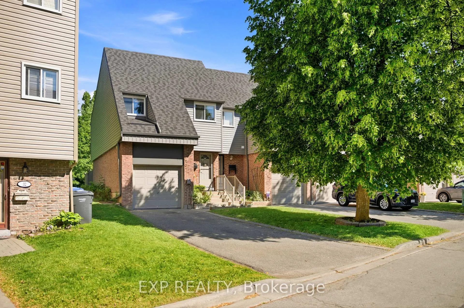 Photo 2 of 33 Tara Park Crescent, Brampton, Brampton North — HOMEH