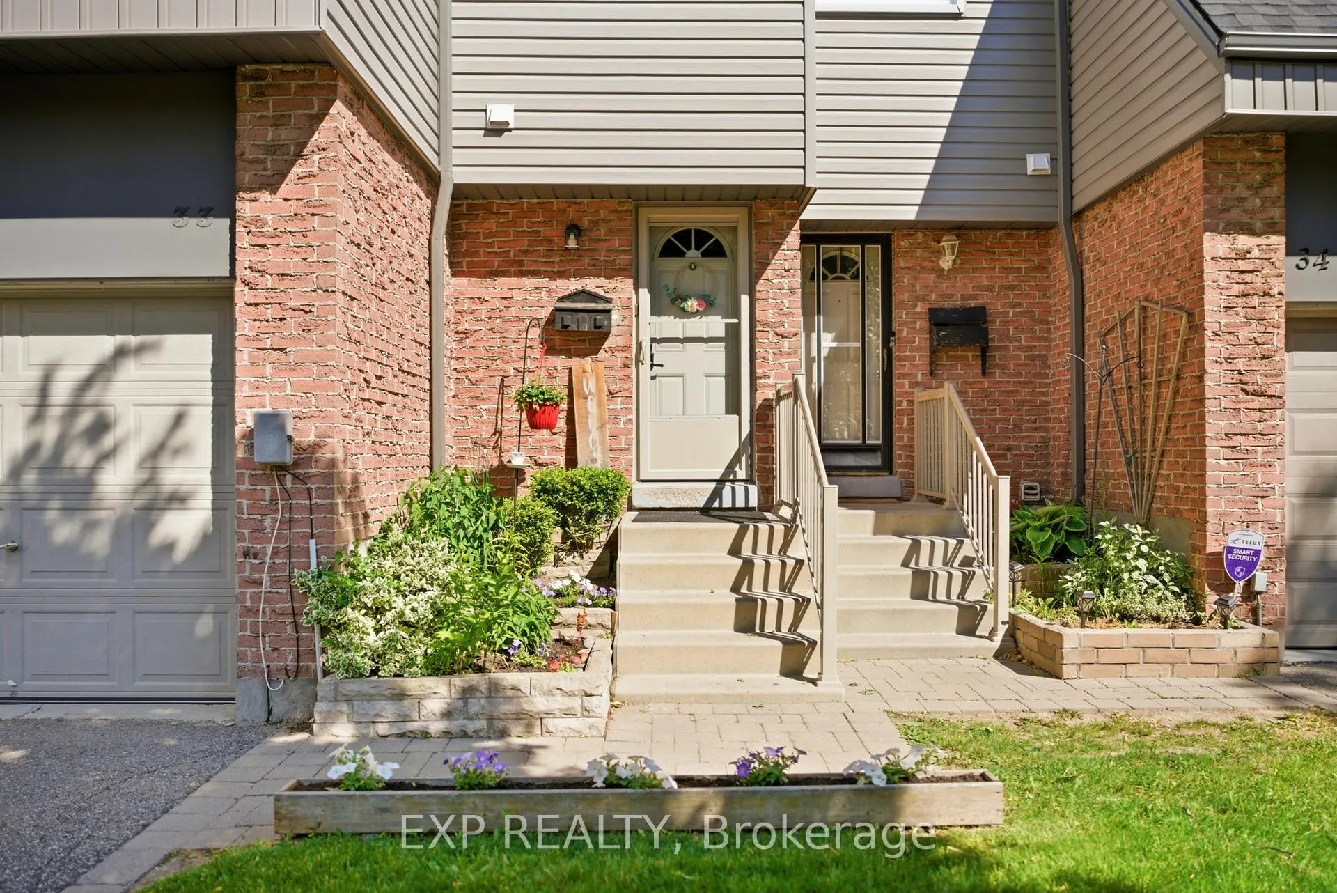 Photo 3 of 33 Tara Park Crescent, Brampton, Brampton North — HOMEH
