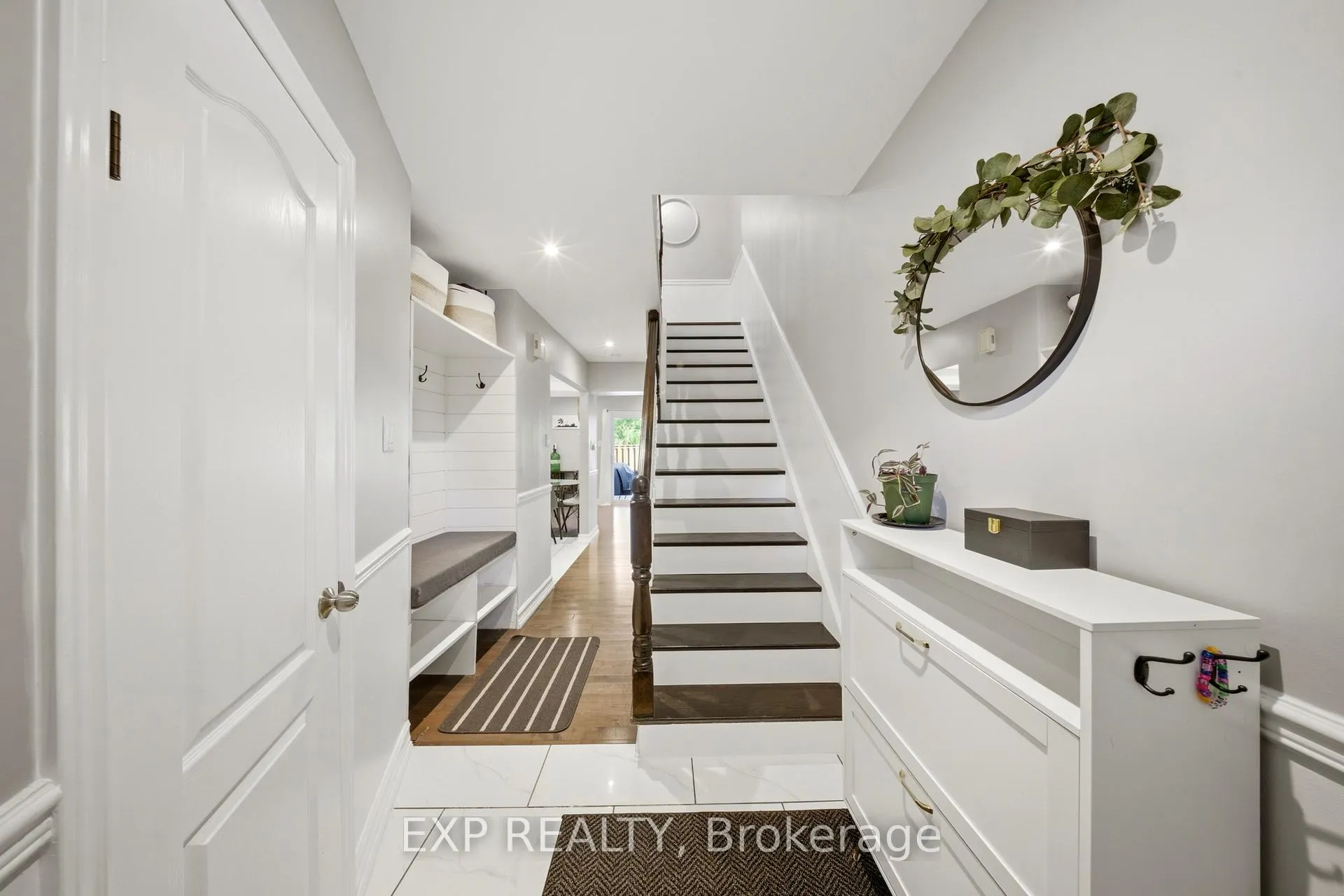 Photo 5 of 33 Tara Park Crescent, Brampton, Brampton North — HOMEH