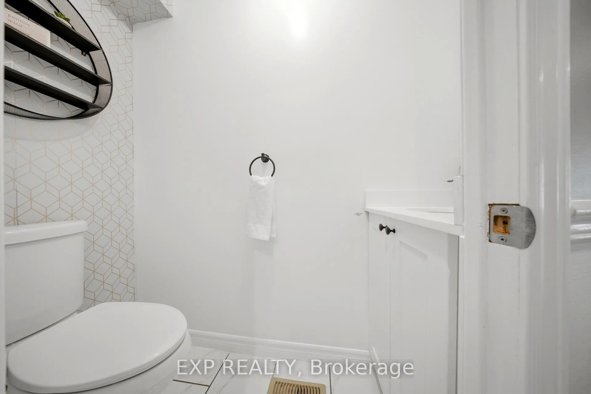 Photo 7 of 33 Tara Park Crescent, Brampton, Brampton North — HOMEH
