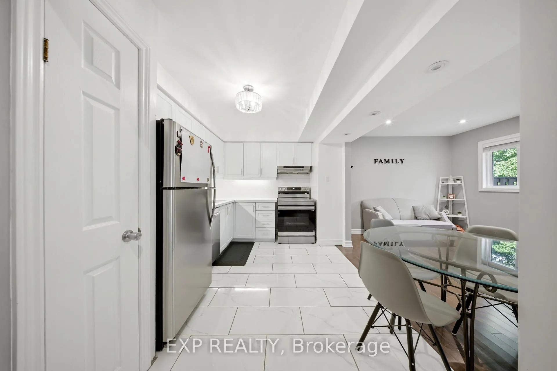 Photo 9 of 33 Tara Park Crescent, Brampton, Brampton North — HOMEH