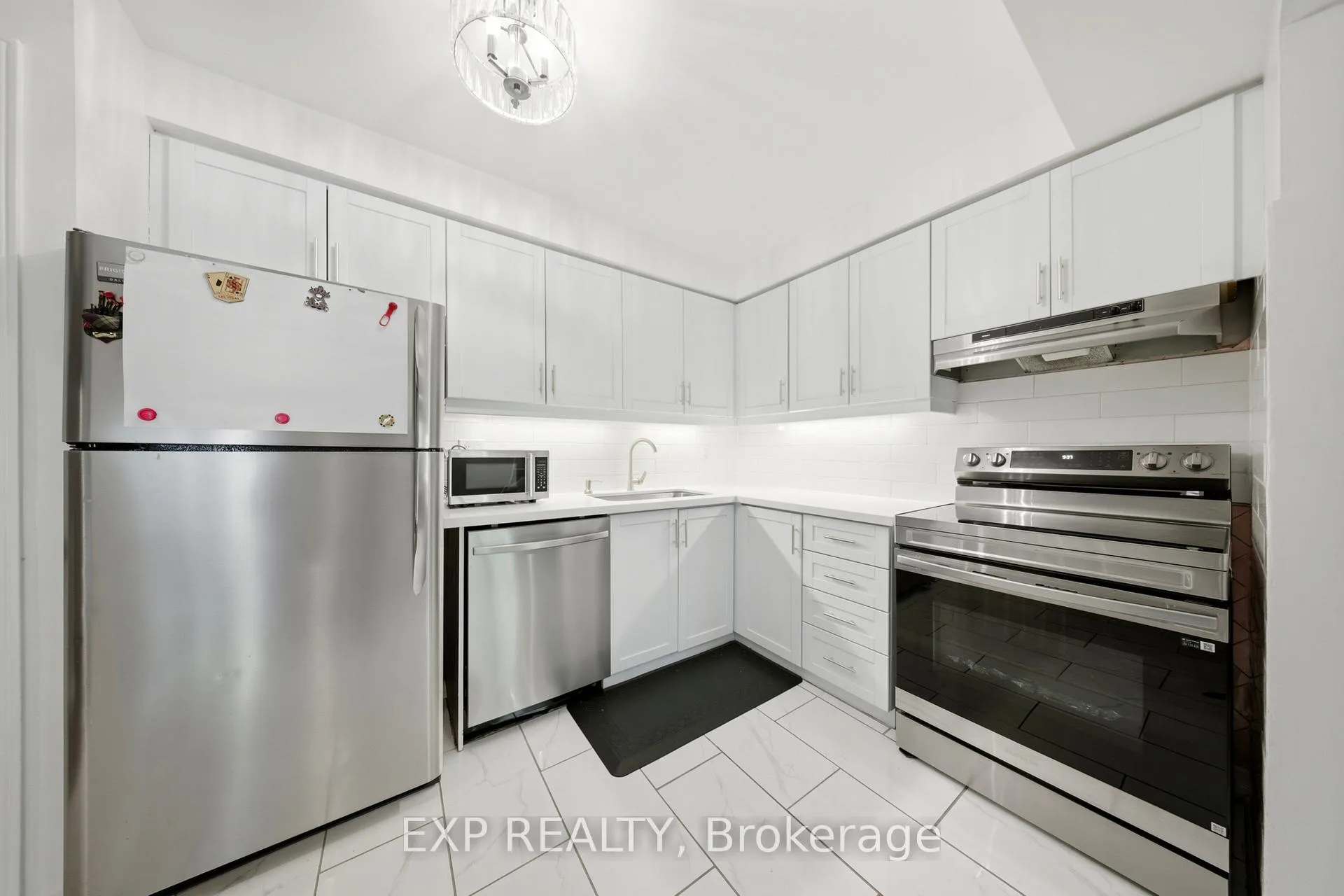 Photo 10 of 33 Tara Park Crescent, Brampton, Brampton North — HOMEH