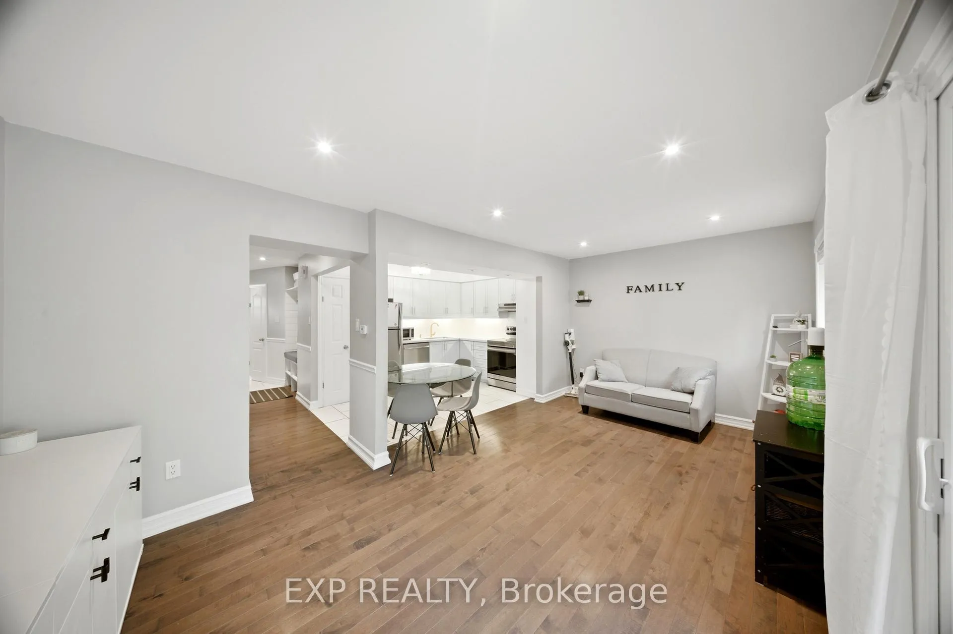 Photo 13 of 33 Tara Park Crescent, Brampton, Brampton North — HOMEH