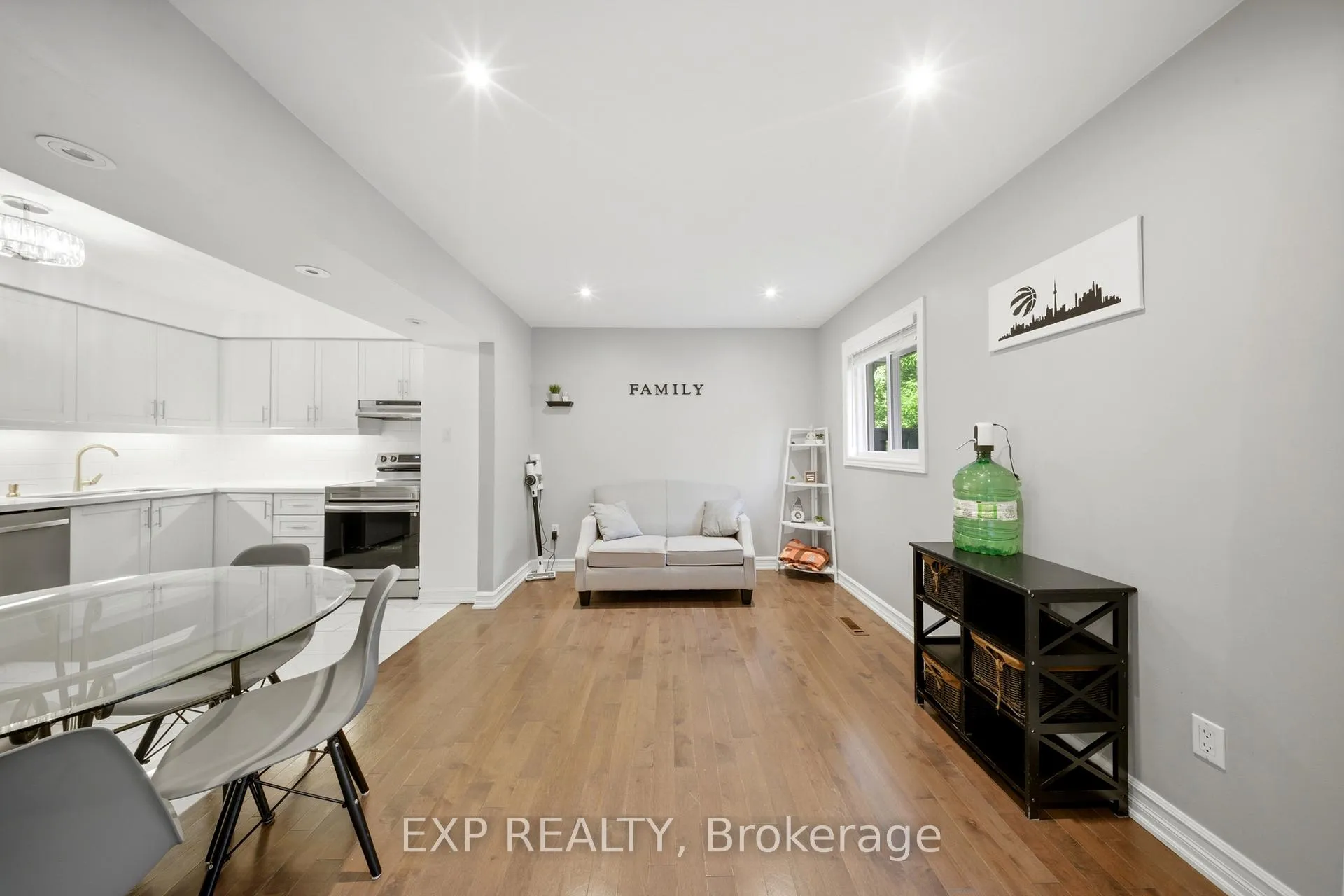 Photo 14 of 33 Tara Park Crescent, Brampton, Brampton North — HOMEH