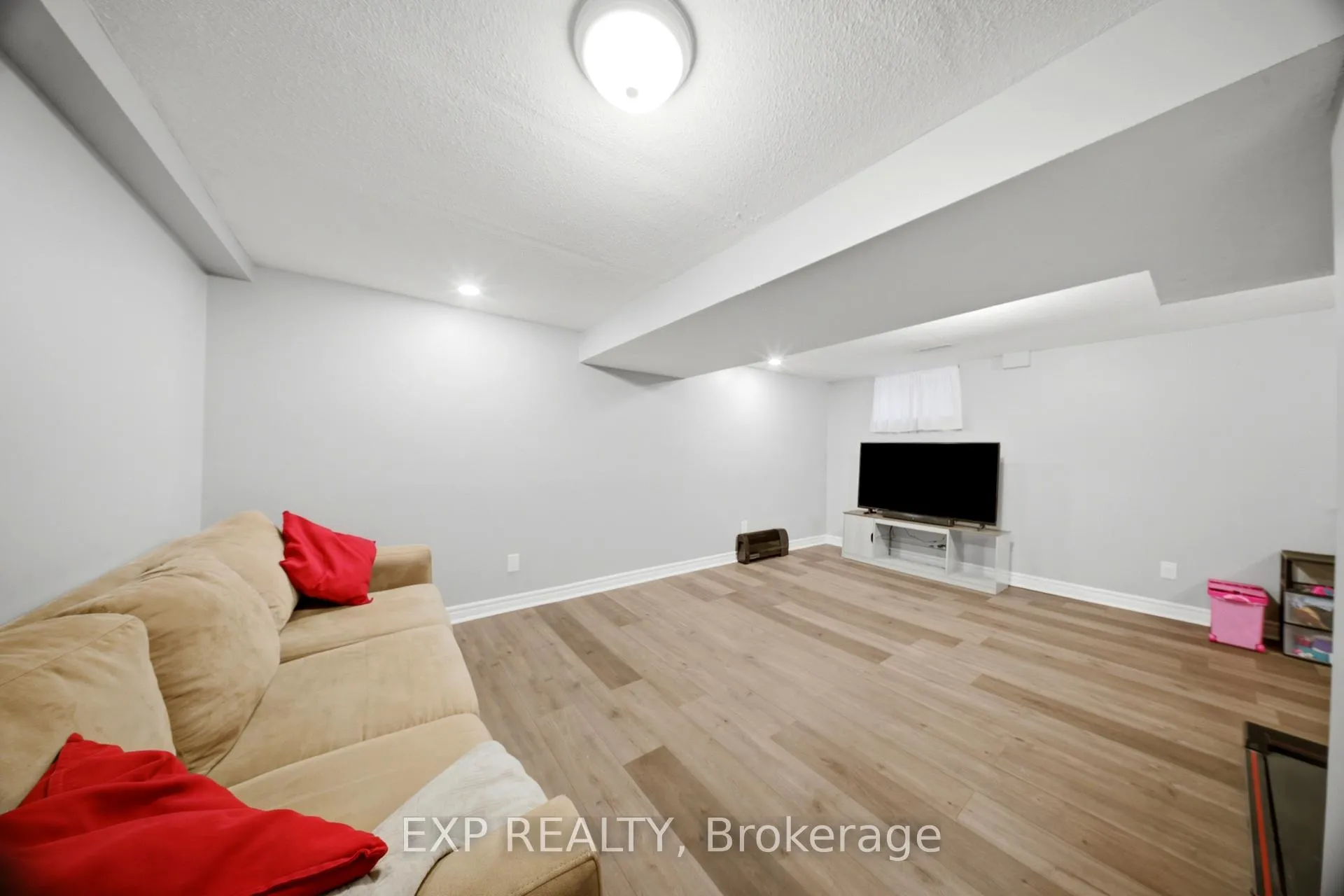 Photo 19 of 33 Tara Park Crescent, Brampton, Brampton North — HOMEH