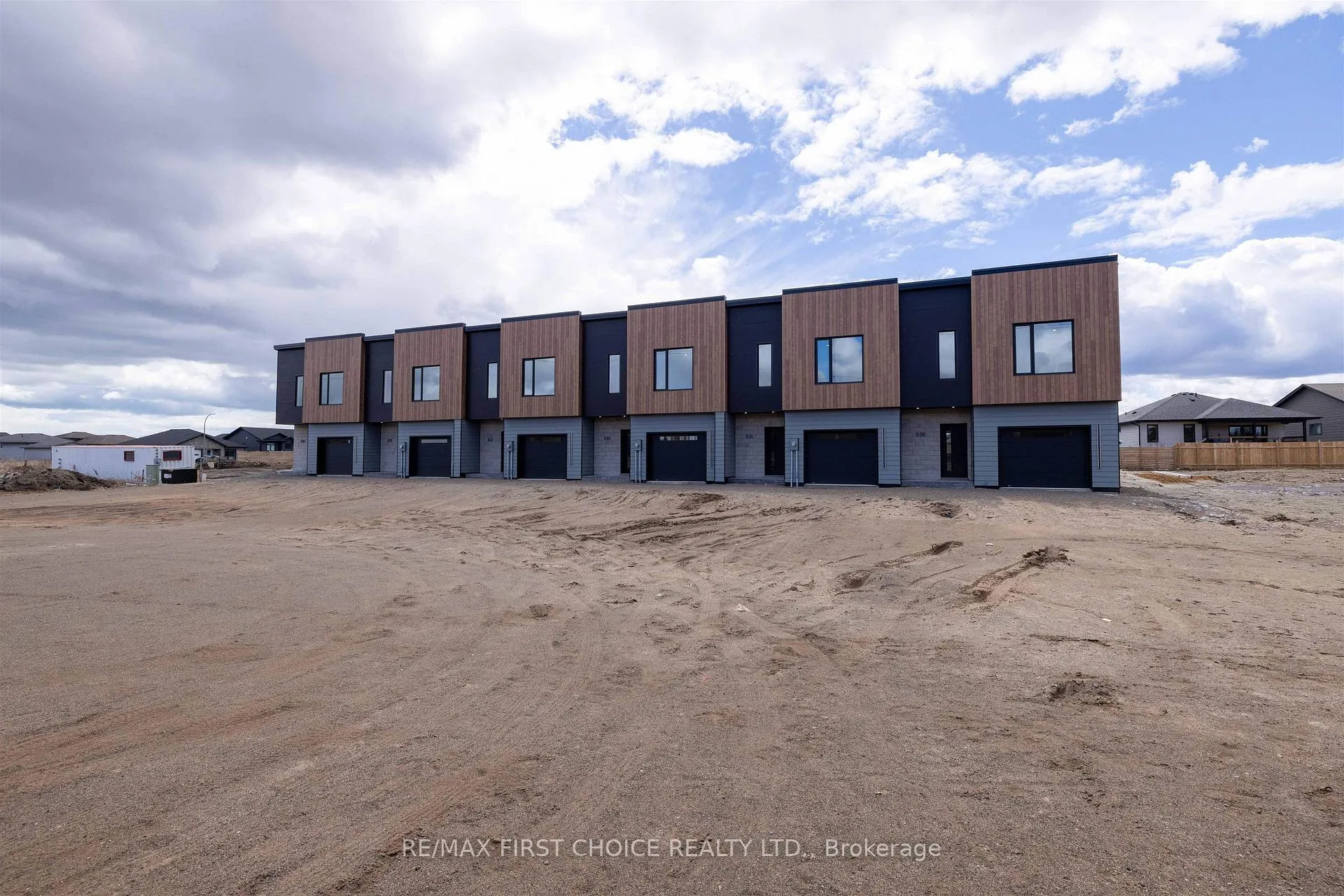Photo 2 of 828 Weiler Boulevard, Thunder Bay, Parkdale — HOMEH