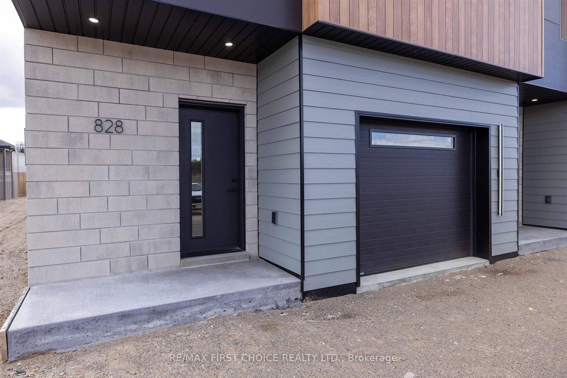Photo 3 of 830 Weiler Boulevard, Thunder Bay, Parkdale — HOMEH
