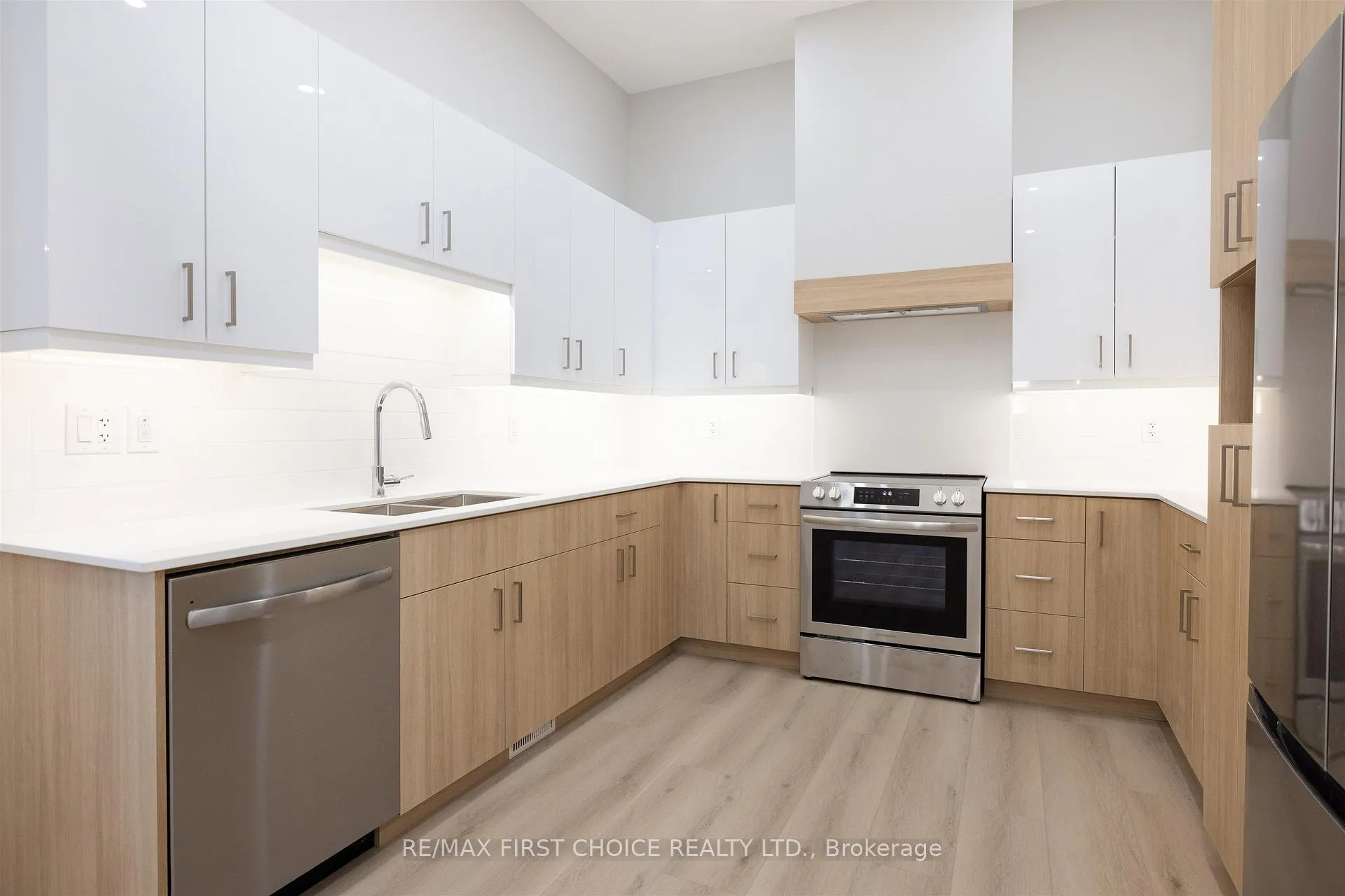 Photo 8 of 832 Weiler Boulevard, Thunder Bay, Parkdale — HOMEH