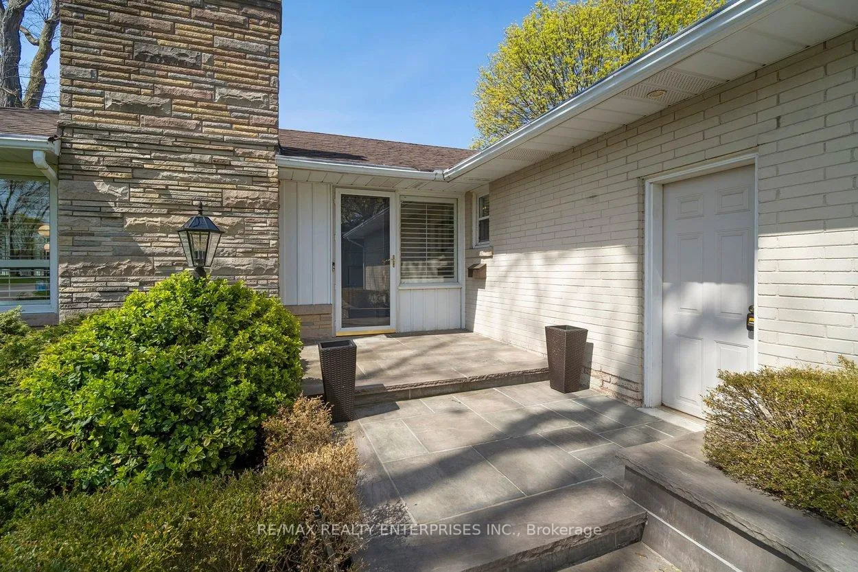Photo 3 of 63 Orkney Crescent, Etobicoke, Princess-Rosethorn — HOMEH