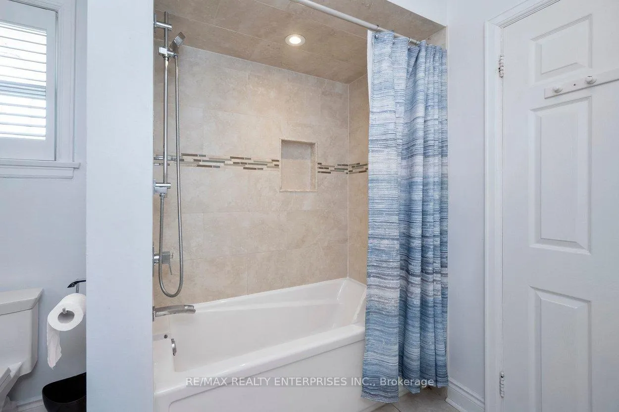Photo 32 of 63 Orkney Crescent, Etobicoke, Princess-Rosethorn — HOMEH