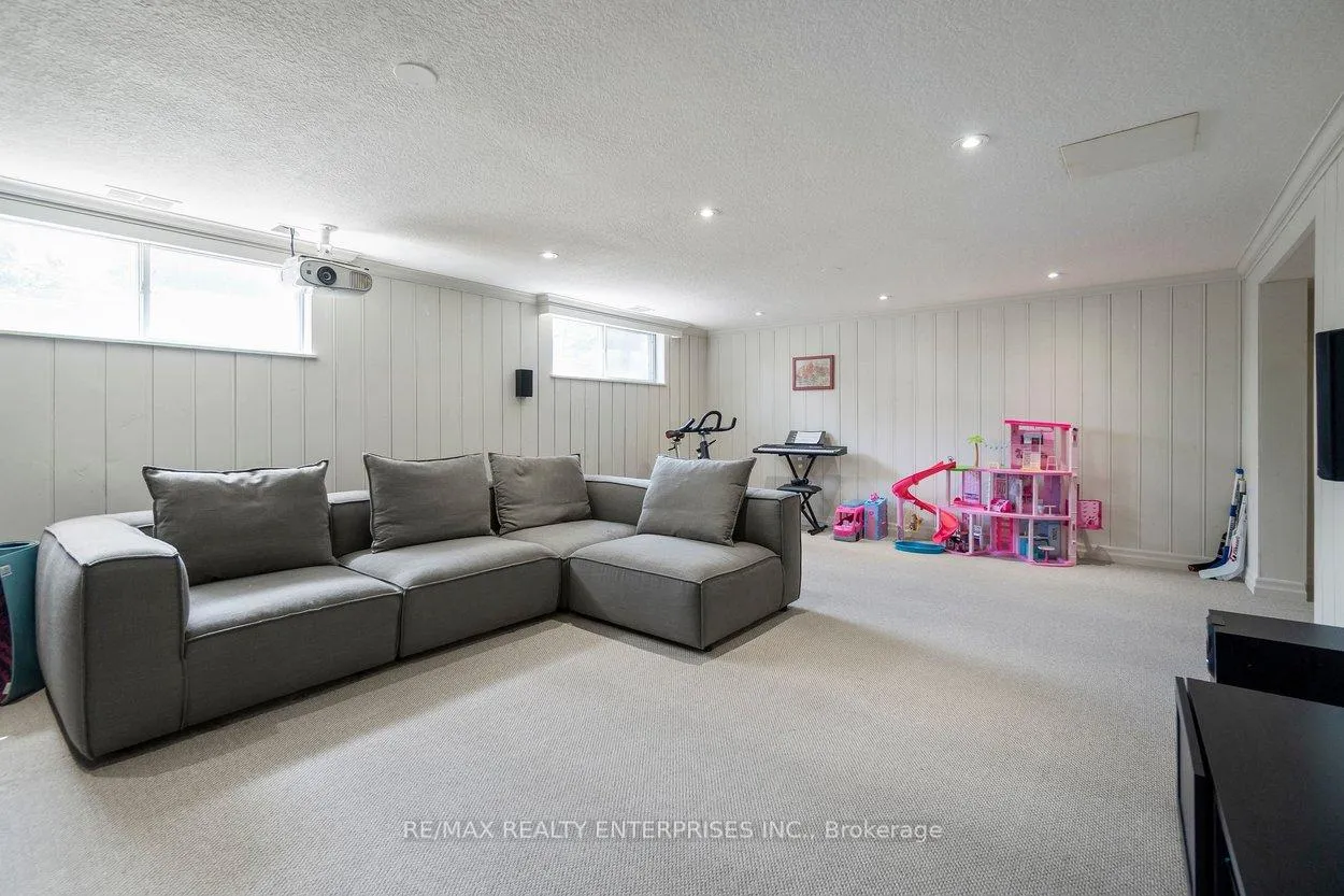 Photo 36 of 63 Orkney Crescent, Etobicoke, Princess-Rosethorn — HOMEH
