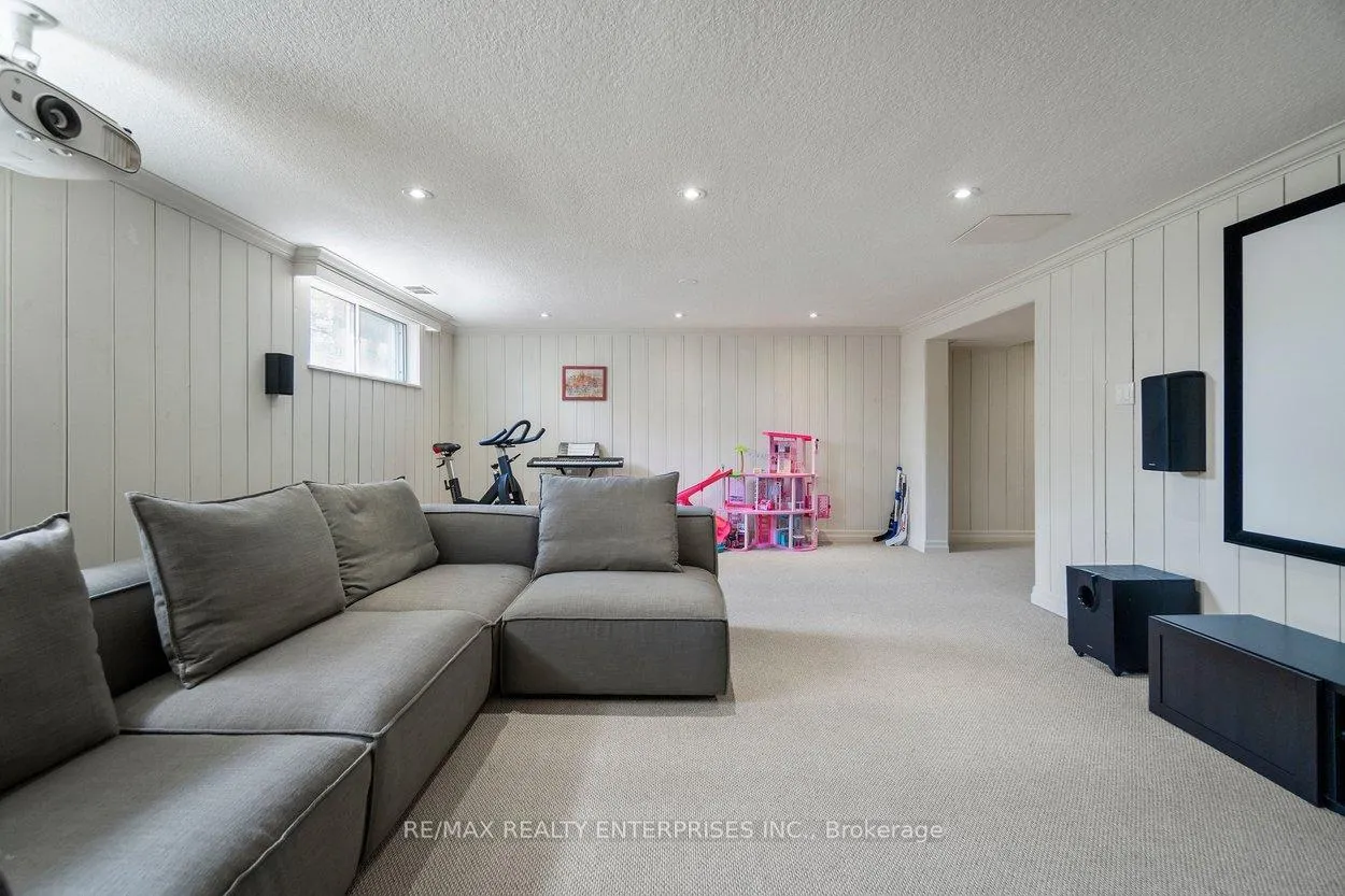 Photo 37 of 63 Orkney Crescent, Etobicoke, Princess-Rosethorn — HOMEH