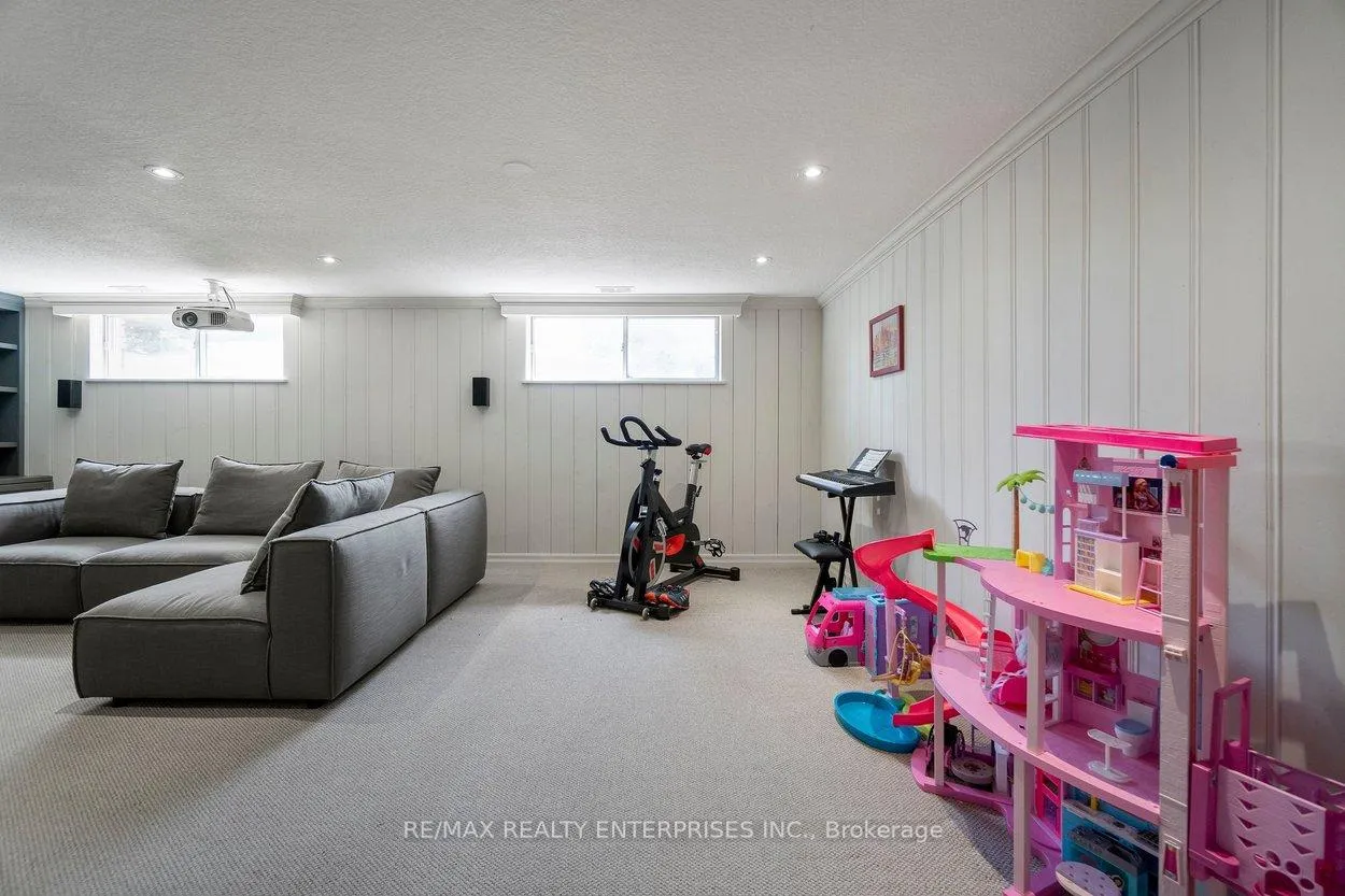 Photo 38 of 63 Orkney Crescent, Etobicoke, Princess-Rosethorn — HOMEH