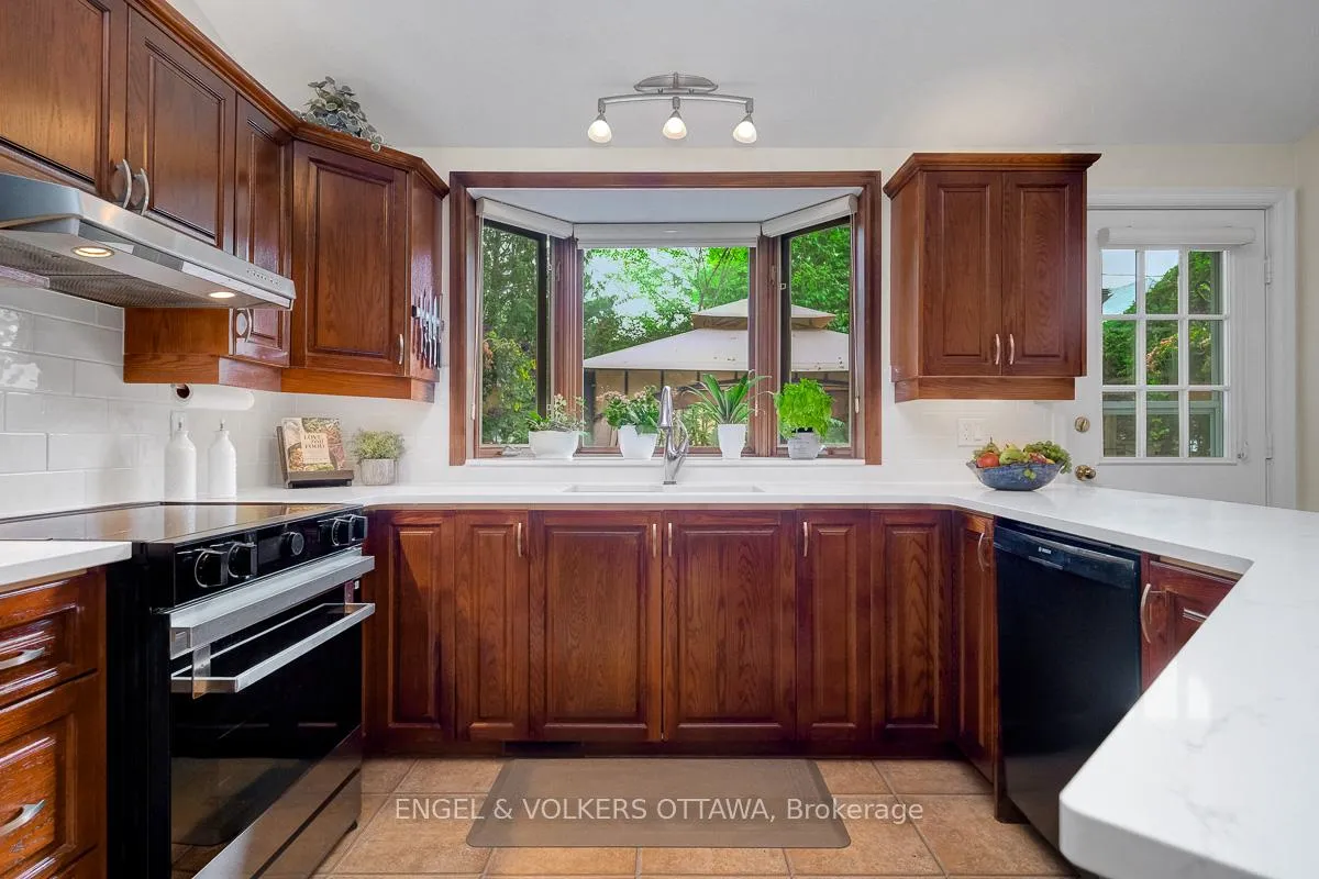Photo 18 of 10 Rock Avenue, Ottawa, Lindenlea — HOMEH