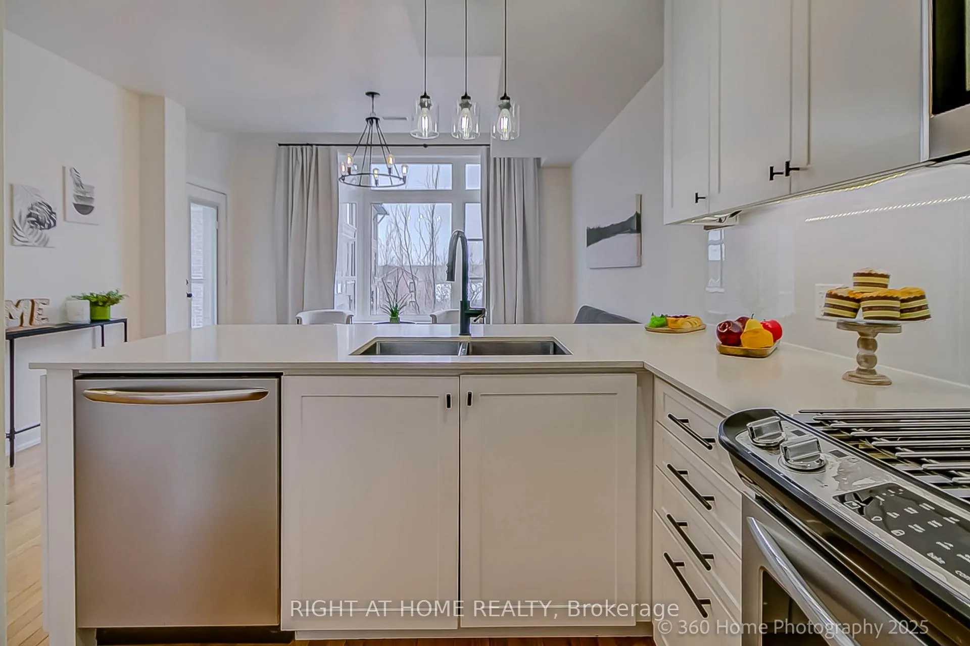 Photo 8 of Unit 31, 8169 Kipling Avenue, Vaughan, West Woodbridge — HOMEH