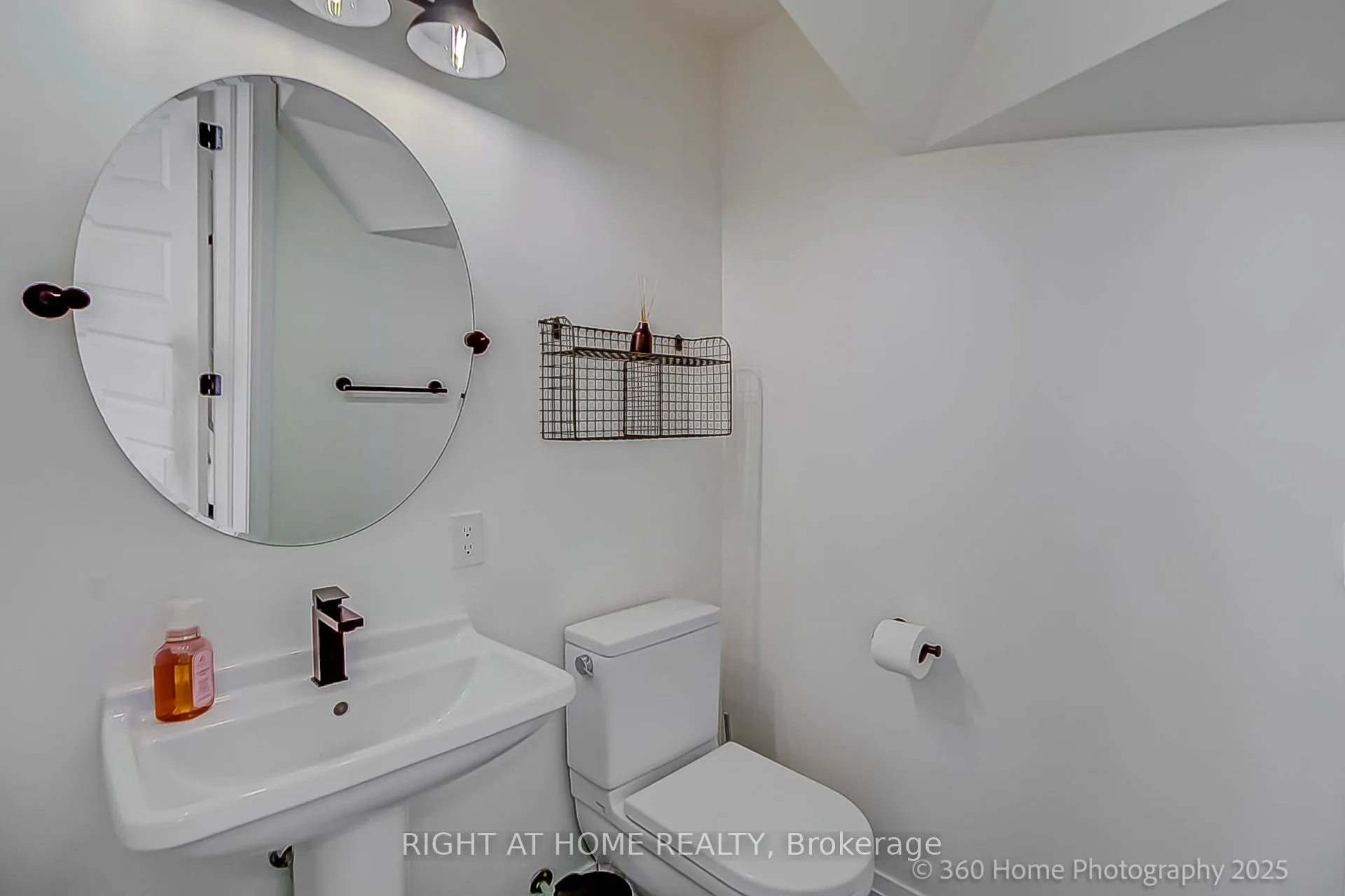 Photo 10 of Unit 31, 8169 Kipling Avenue, Vaughan, West Woodbridge — HOMEH