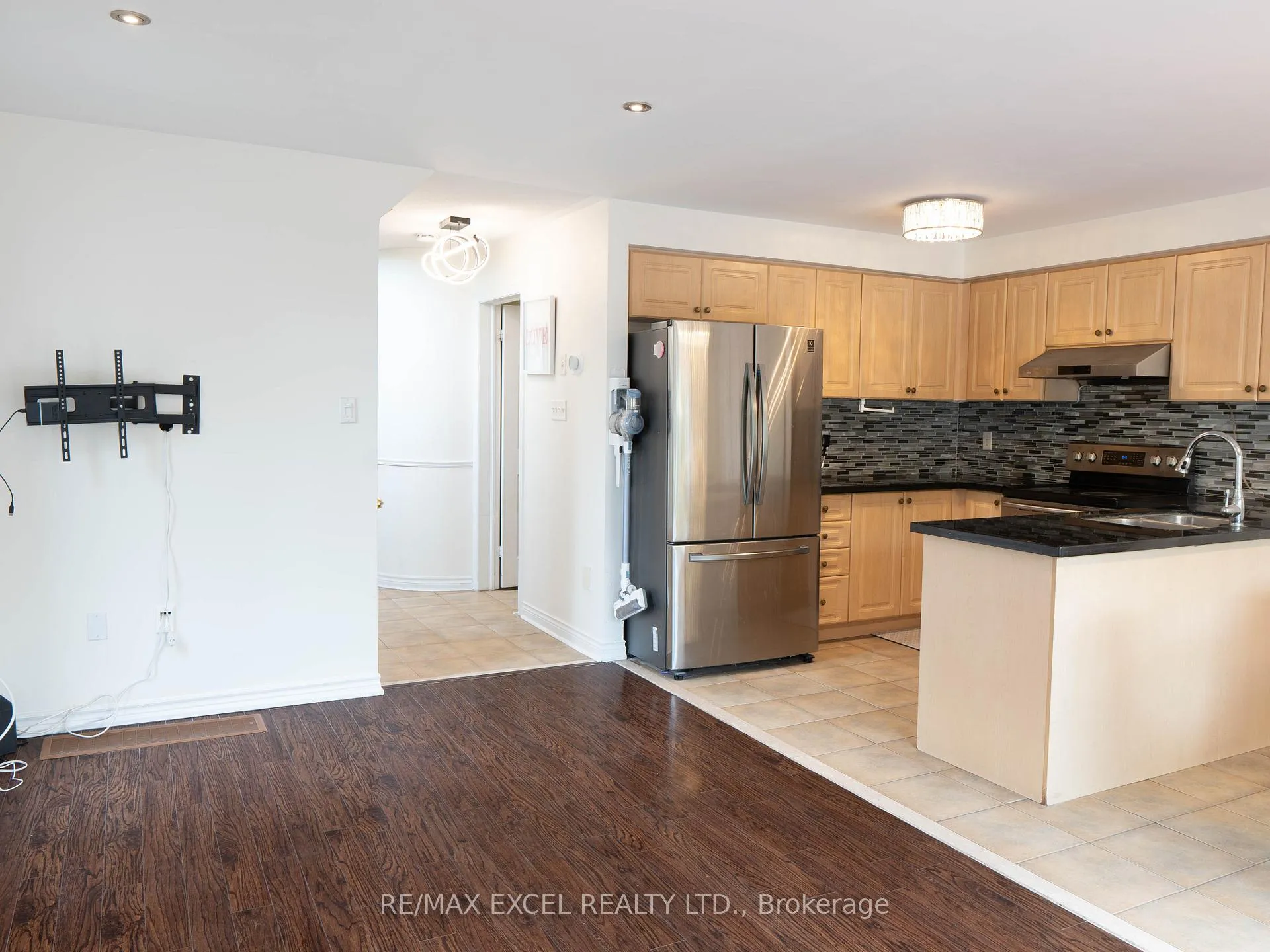Photo 7 of 118 Redkey Drive, Markham, Milliken Mills East — HOMEH