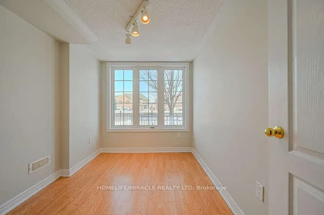 Photo 8 of 45 Peach Drive, Brampton, Sandringham-Wellington — HOMEH