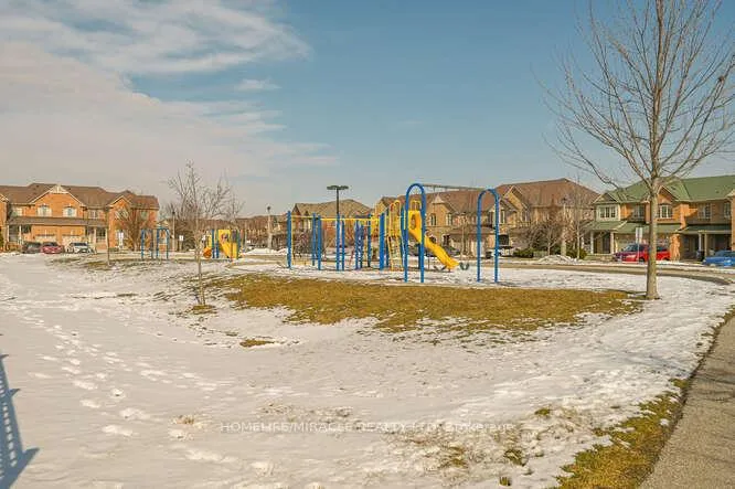 Photo 3 of 45 Peach Drive, Brampton, Sandringham-Wellington — HOMEH