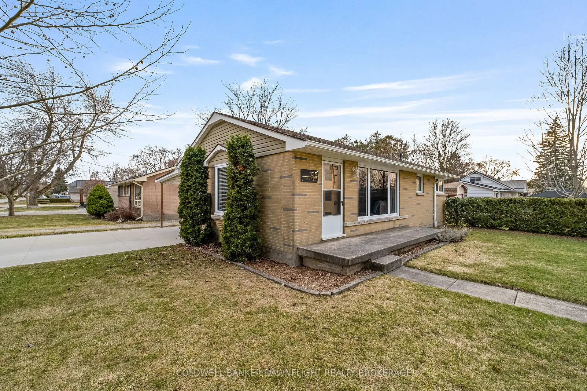 Photo 2 of 105 Wellington Street W, South Huron, Exeter — HOMEH
