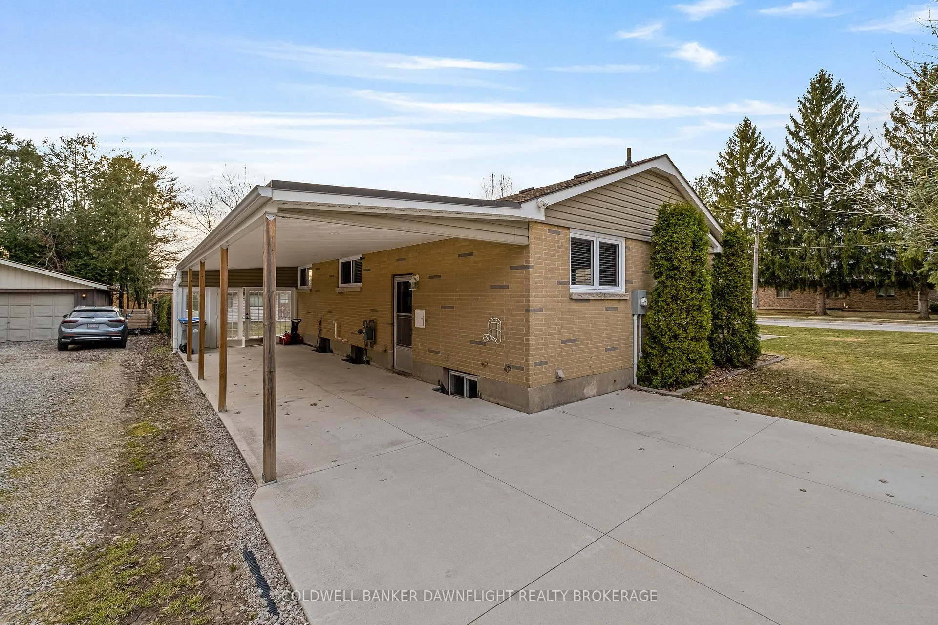 Photo 4 of 105 Wellington Street W, South Huron, Exeter — HOMEH