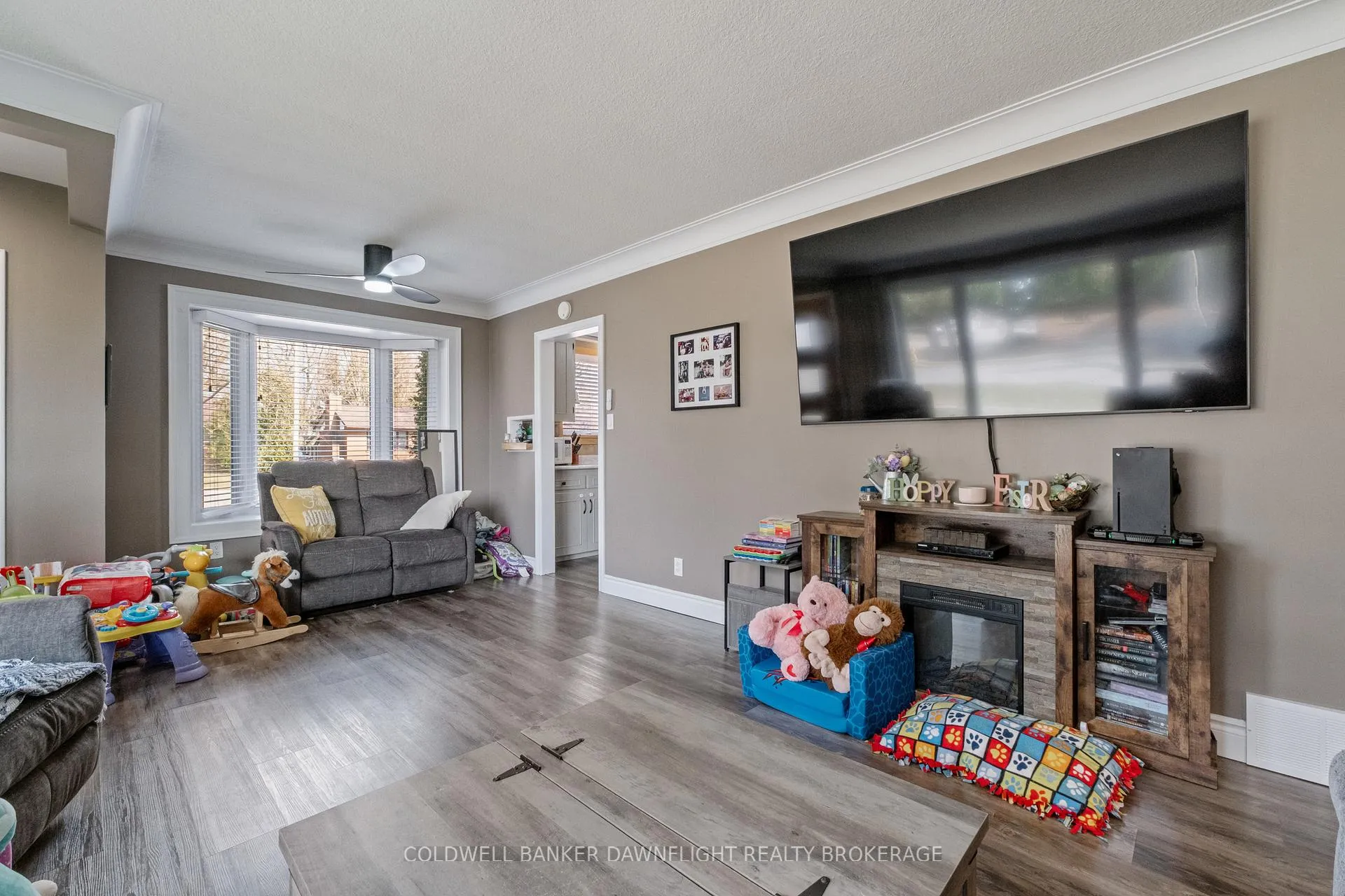 Photo 9 of 105 Wellington Street W, South Huron, Exeter — HOMEH