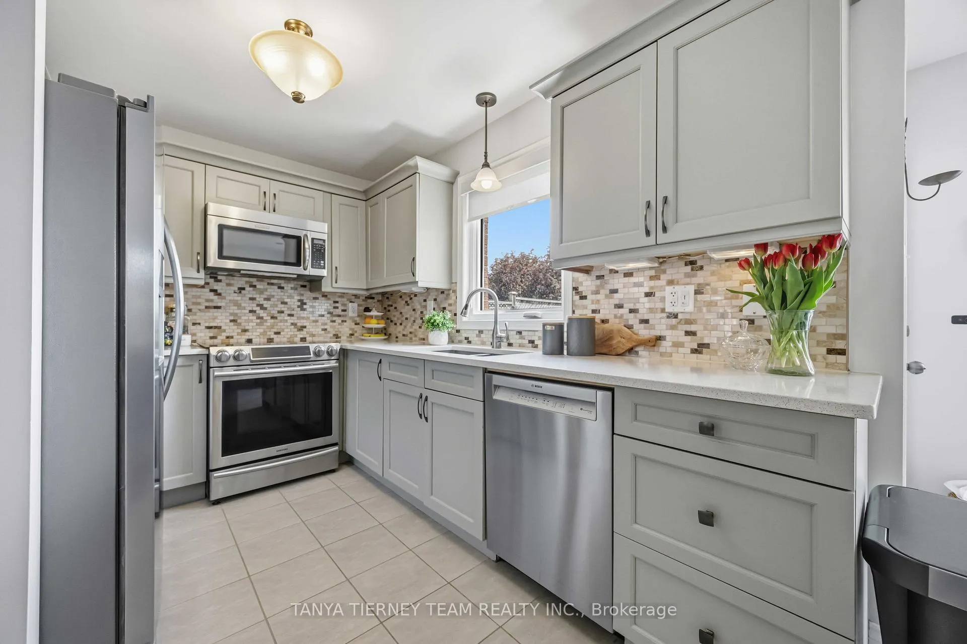 Photo 10 of 7 Brownridge Place, Whitby, Williamsburg — HOMEH