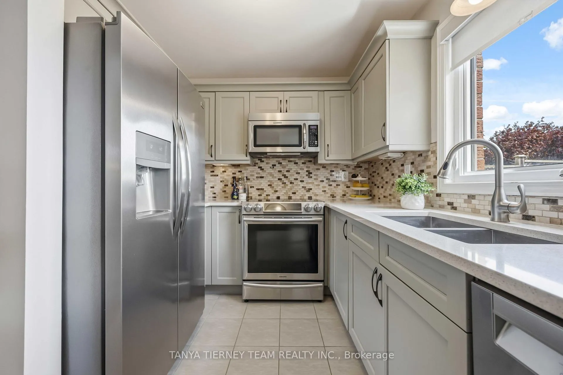 Photo 12 of 7 Brownridge Place, Whitby, Williamsburg — HOMEH