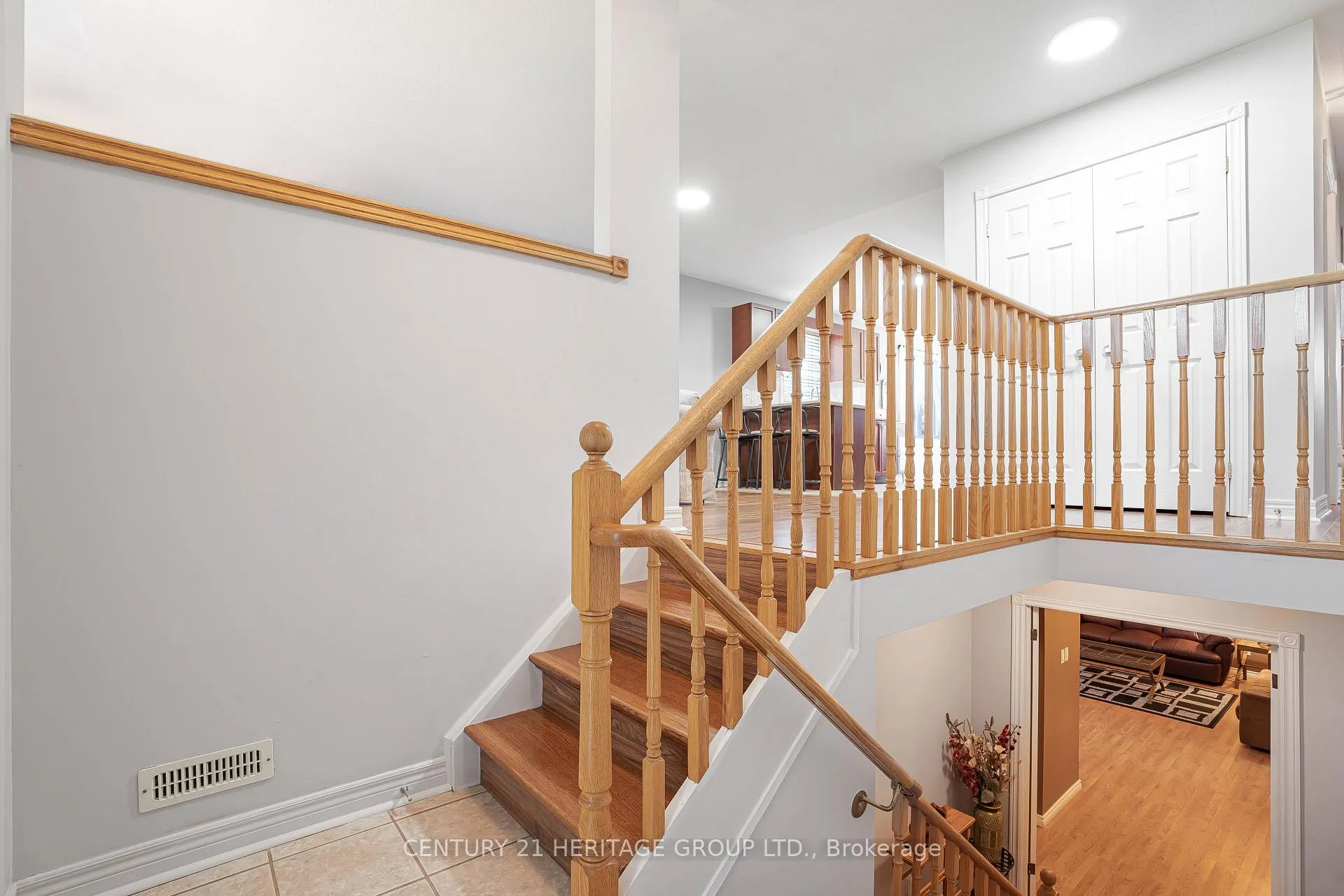 Photo 5 of 77 Hodgson Drive, Barrie, Northwest — HOMEH