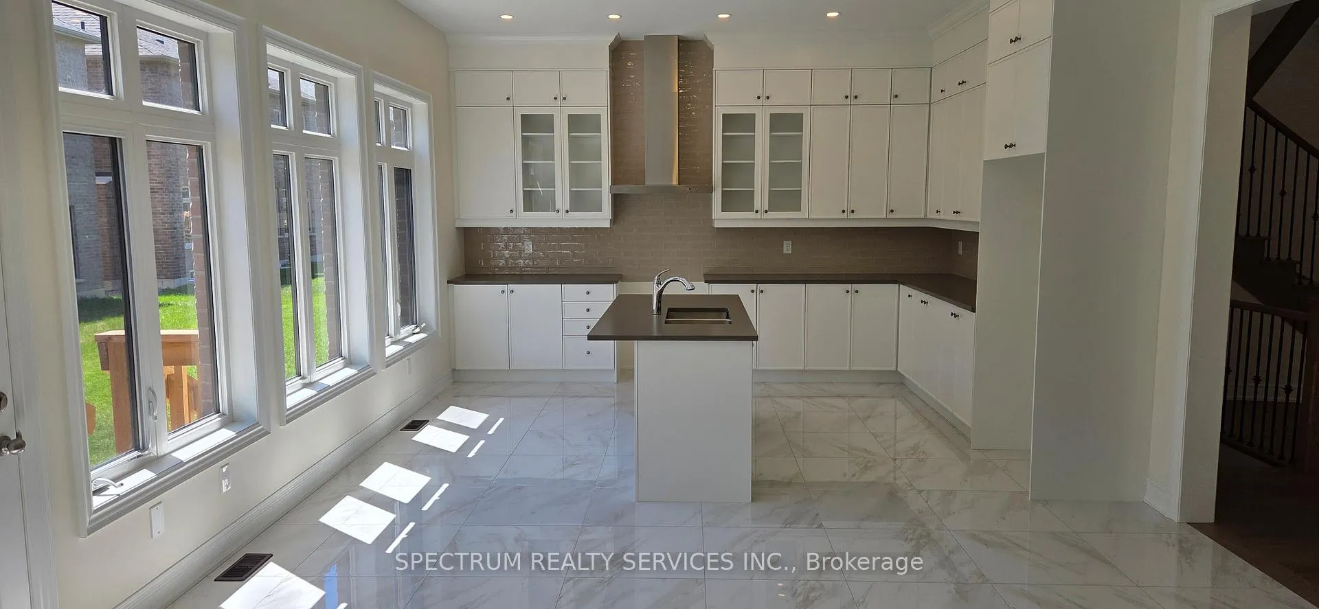Photo 4 of 21 Lorrain Hand Crescent, Georgina, Keswick South — HOMEH