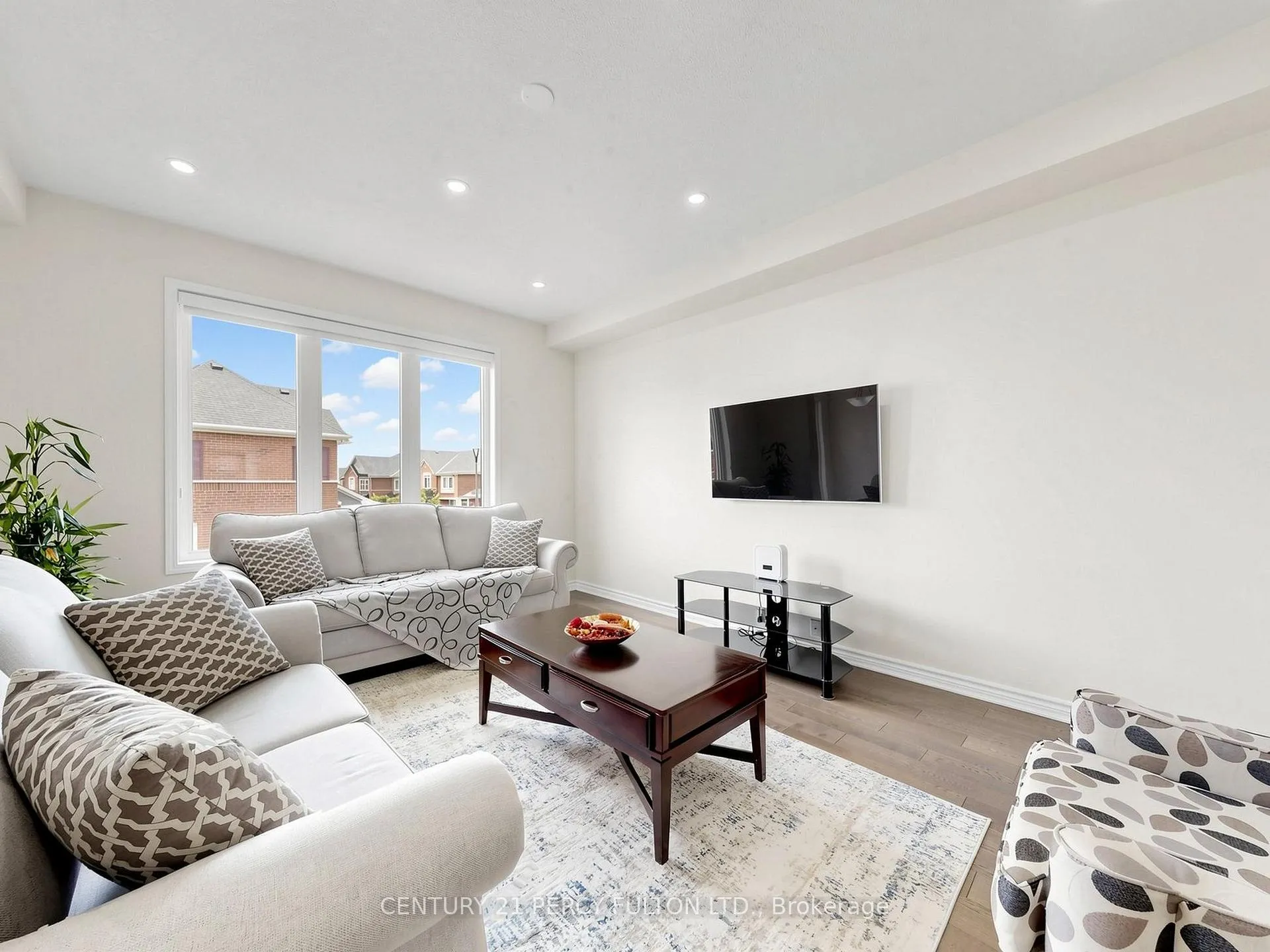 Photo 3 of 2715 Sapphire Drive, Pickering, Rural Pickering — HOMEH