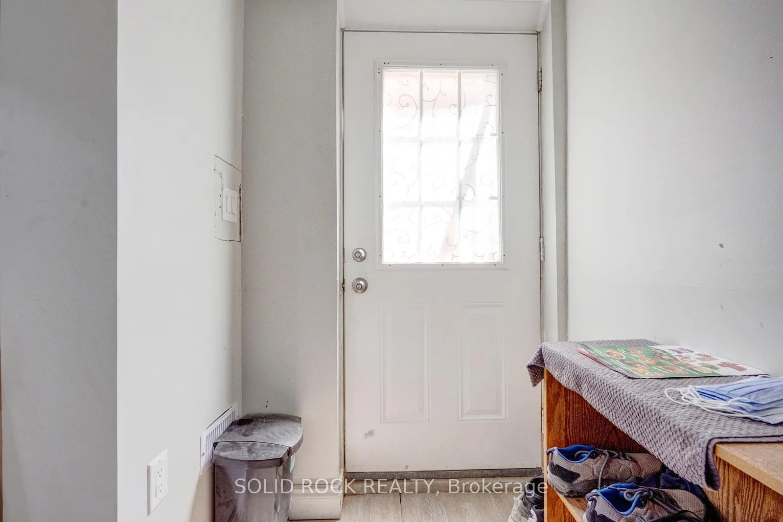 Photo 3 of 60 Martindale Crescent, Brampton, Brampton West — HOMEH