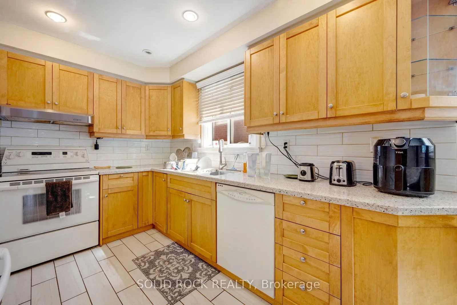 Photo 5 of 60 Martindale Crescent, Brampton, Brampton West — HOMEH