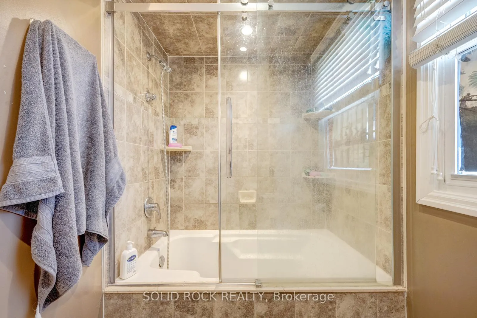 Photo 19 of 60 Martindale Crescent, Brampton, Brampton West — HOMEH