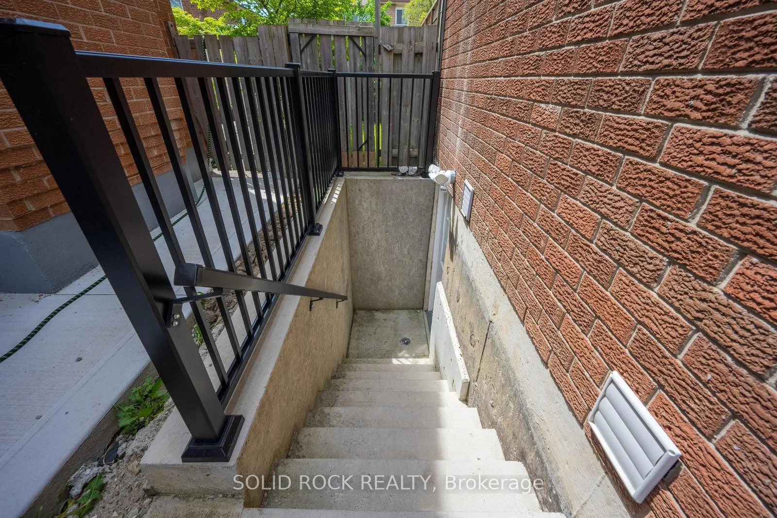 Photo 37 of 60 Martindale Crescent, Brampton, Brampton West — HOMEH