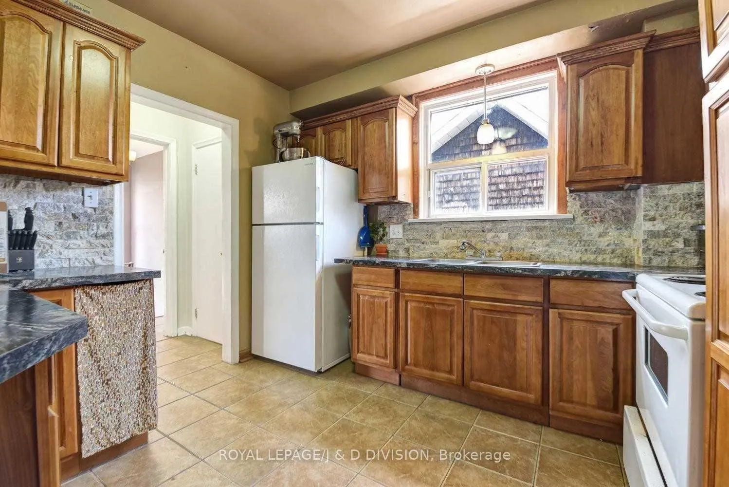 Photo 5 of Unit 3, 63 Earlsdale Avenue, Toronto, Oakwood Village — HOMEH