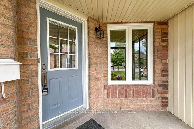 Photo 3 of 18 Threadgold Court, Whitby, Lynde Creek — HOMEH