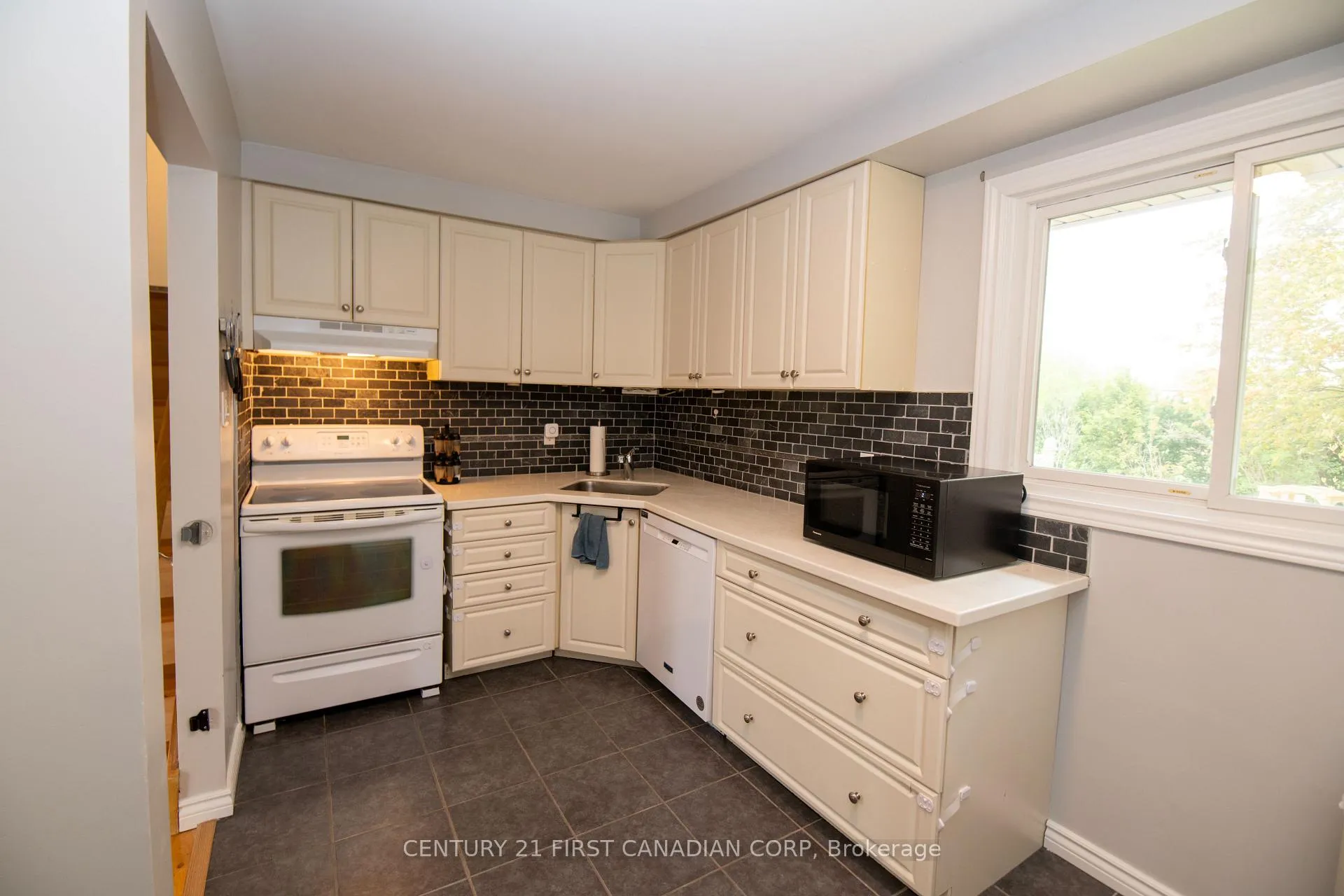 Photo 10 of 808 Dulaney Drive, London, South Q — HOMEH