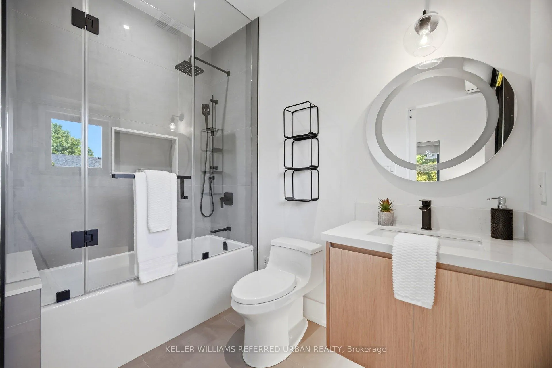 Photo 33 of 56 Elma Street, Etobicoke, Mimico — HOMEH