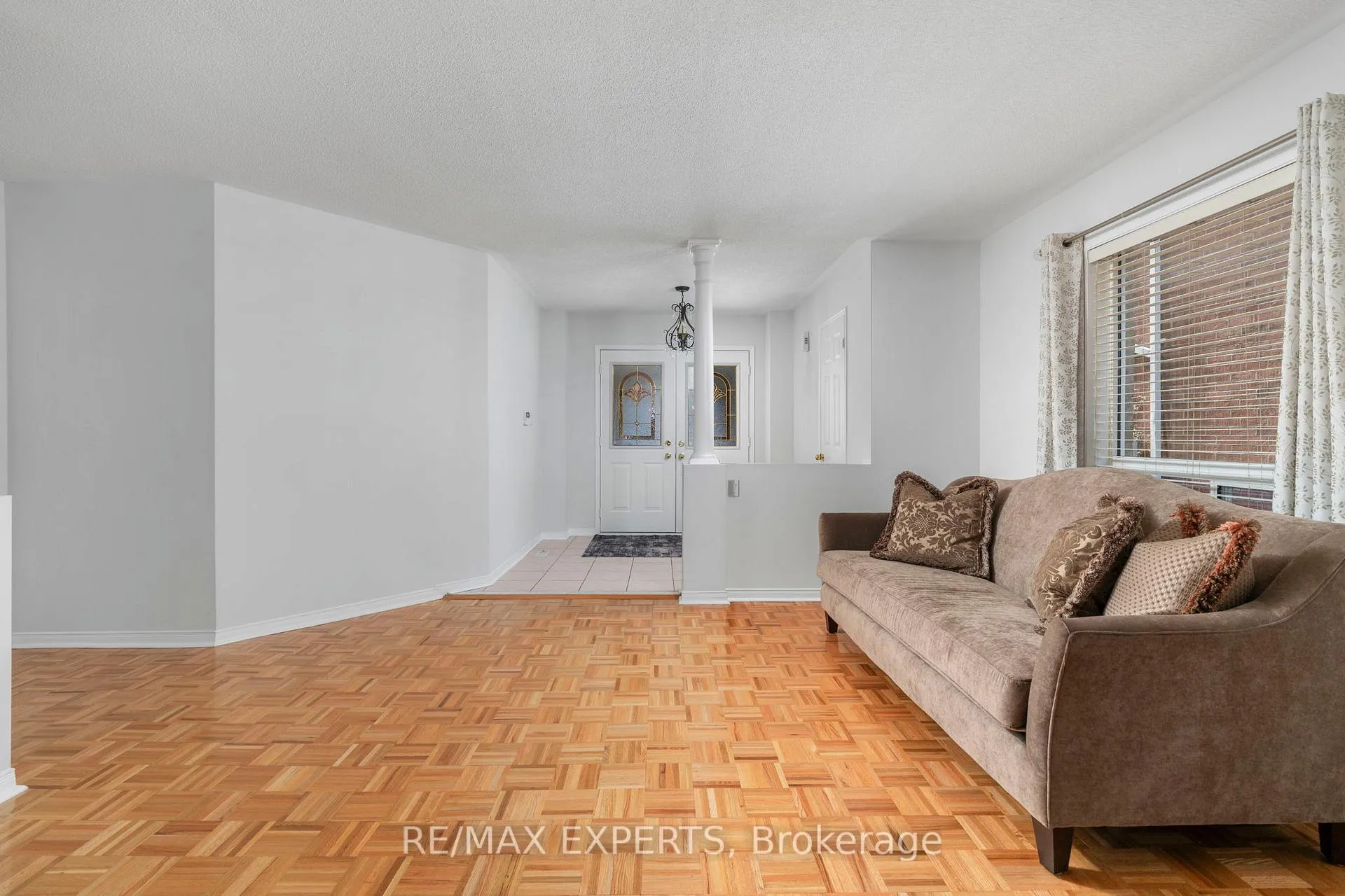 Photo 8 of 31 Monteith Crescent, Vaughan, Maple — HOMEH