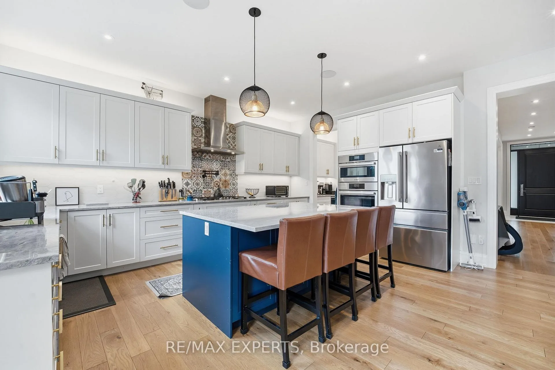 Photo 10 of 41 Loma Road, Etobicoke, Stonegate-Queensway — HOMEH