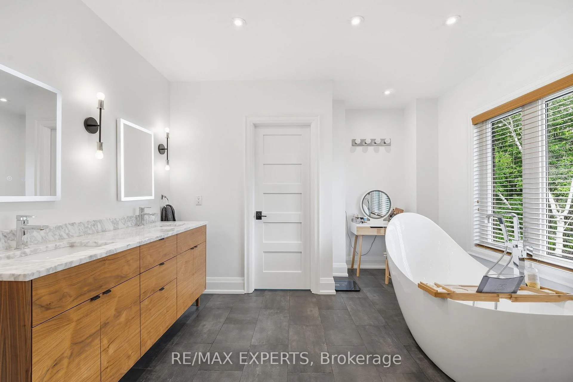 Photo 17 of 41 Loma Road, Etobicoke, Stonegate-Queensway — HOMEH