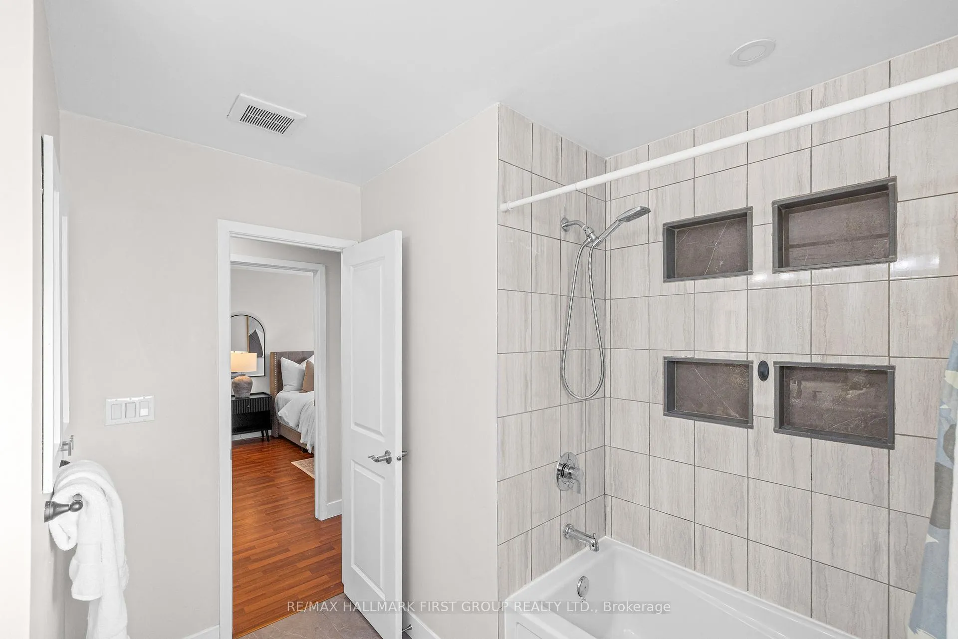 Photo 21 of 50 Doreen Crescent, Clarington, Bowmanville — HOMEH