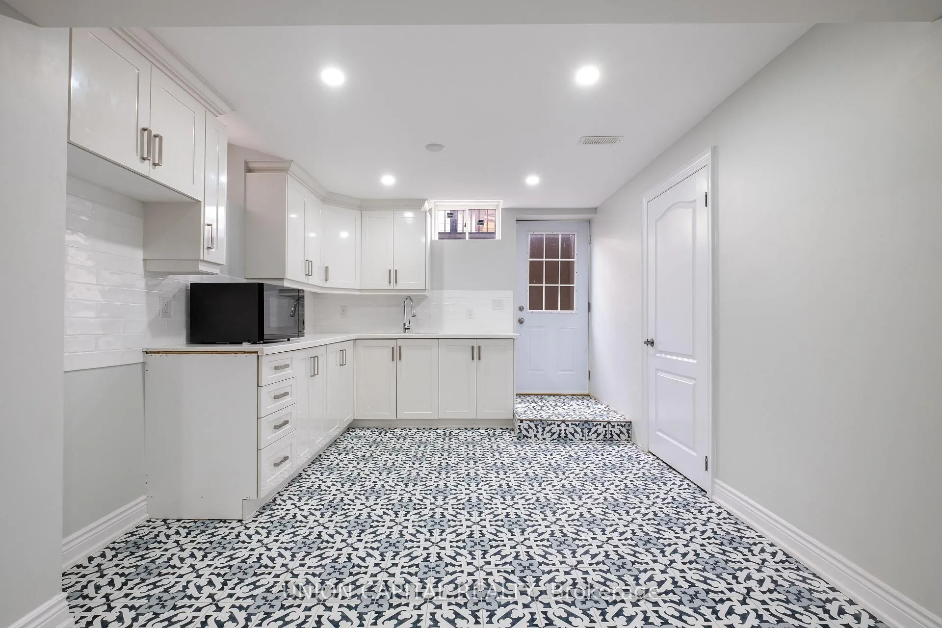 Photo 37 of 67 Royal West Drive, Brampton, Credit Valley — HOMEH