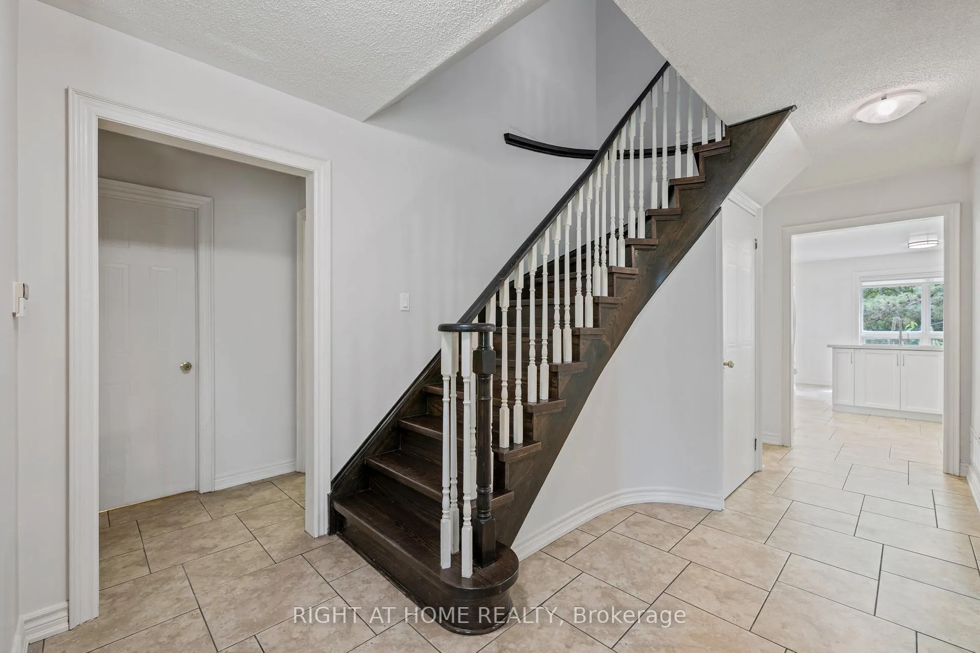 Photo 3 of 25 Vivians Crescent, Brampton, Fletcher's West — HOMEH