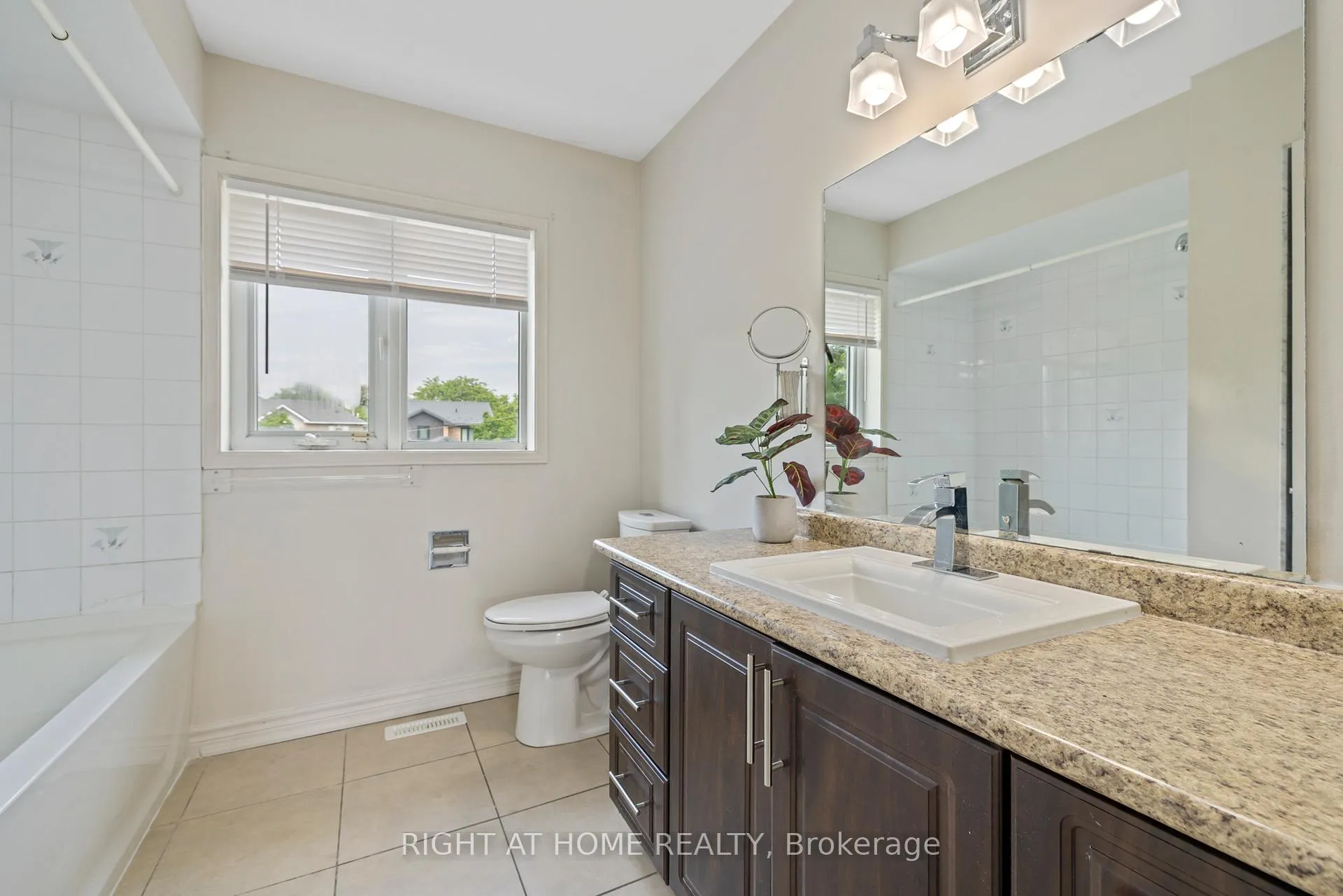 Photo 21 of 25 Vivians Crescent, Brampton, Fletcher's West — HOMEH