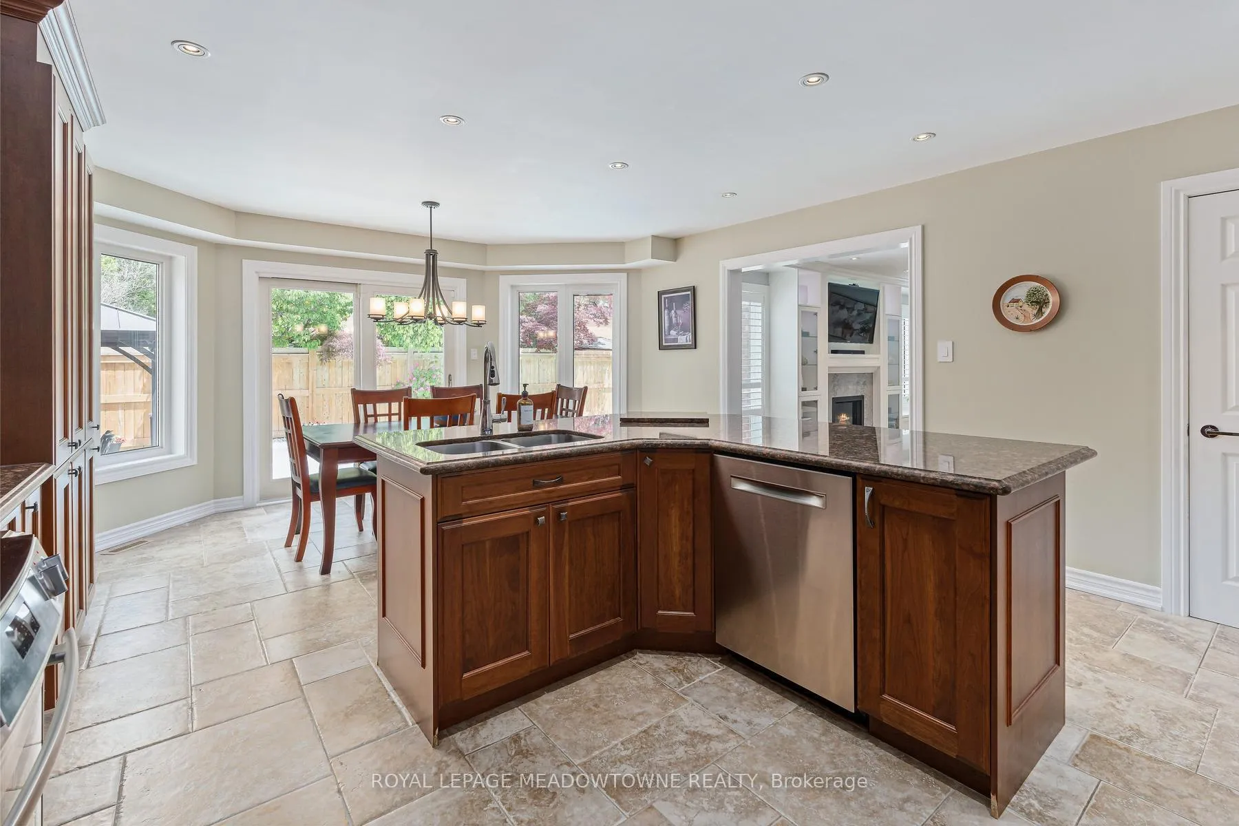 Photo 10 of 63 Craig Crescent, Halton Hills, Georgetown — HOMEH