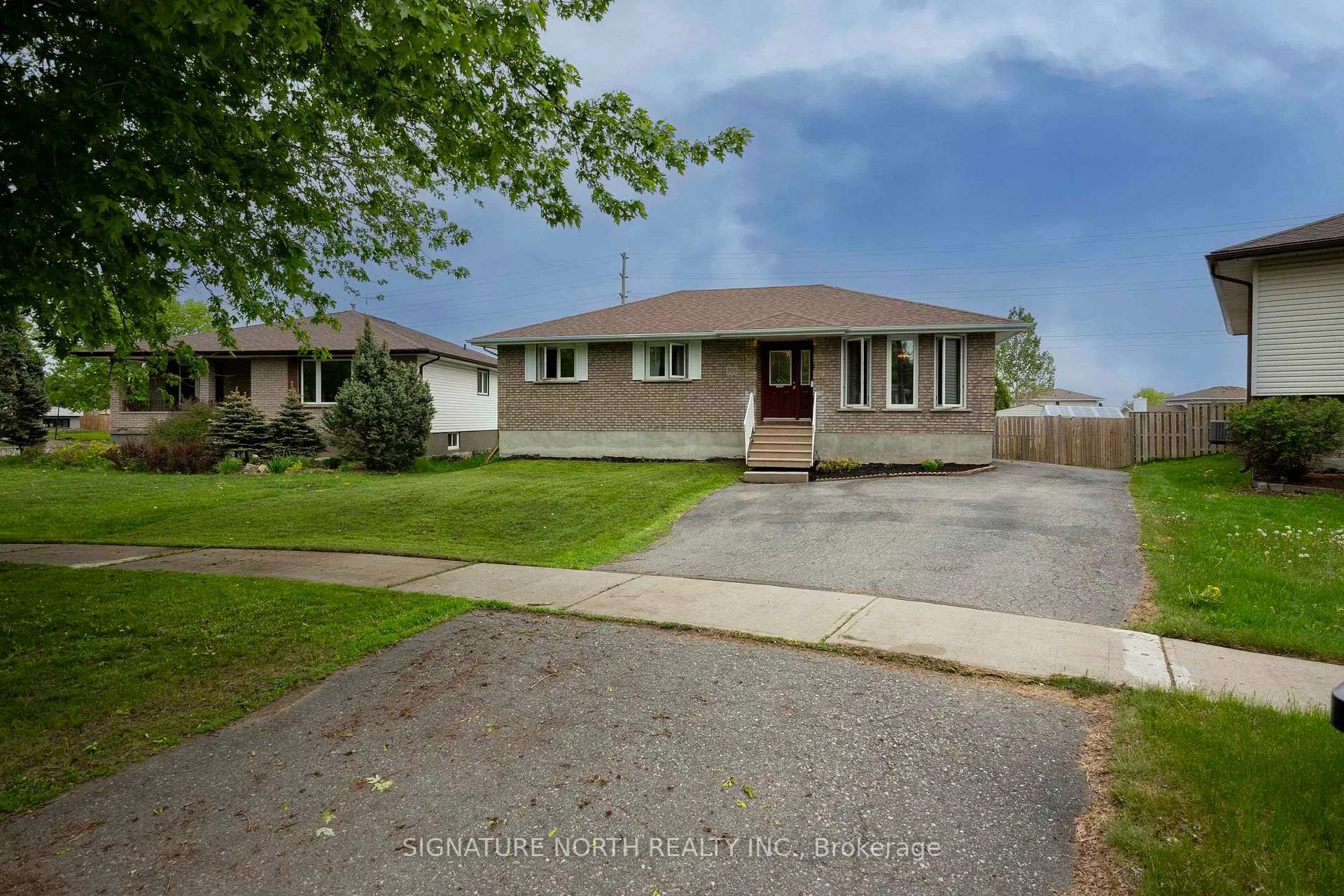 Photo 2 of 205 Linden Court, Thunder Bay, River Terrace — HOMEH