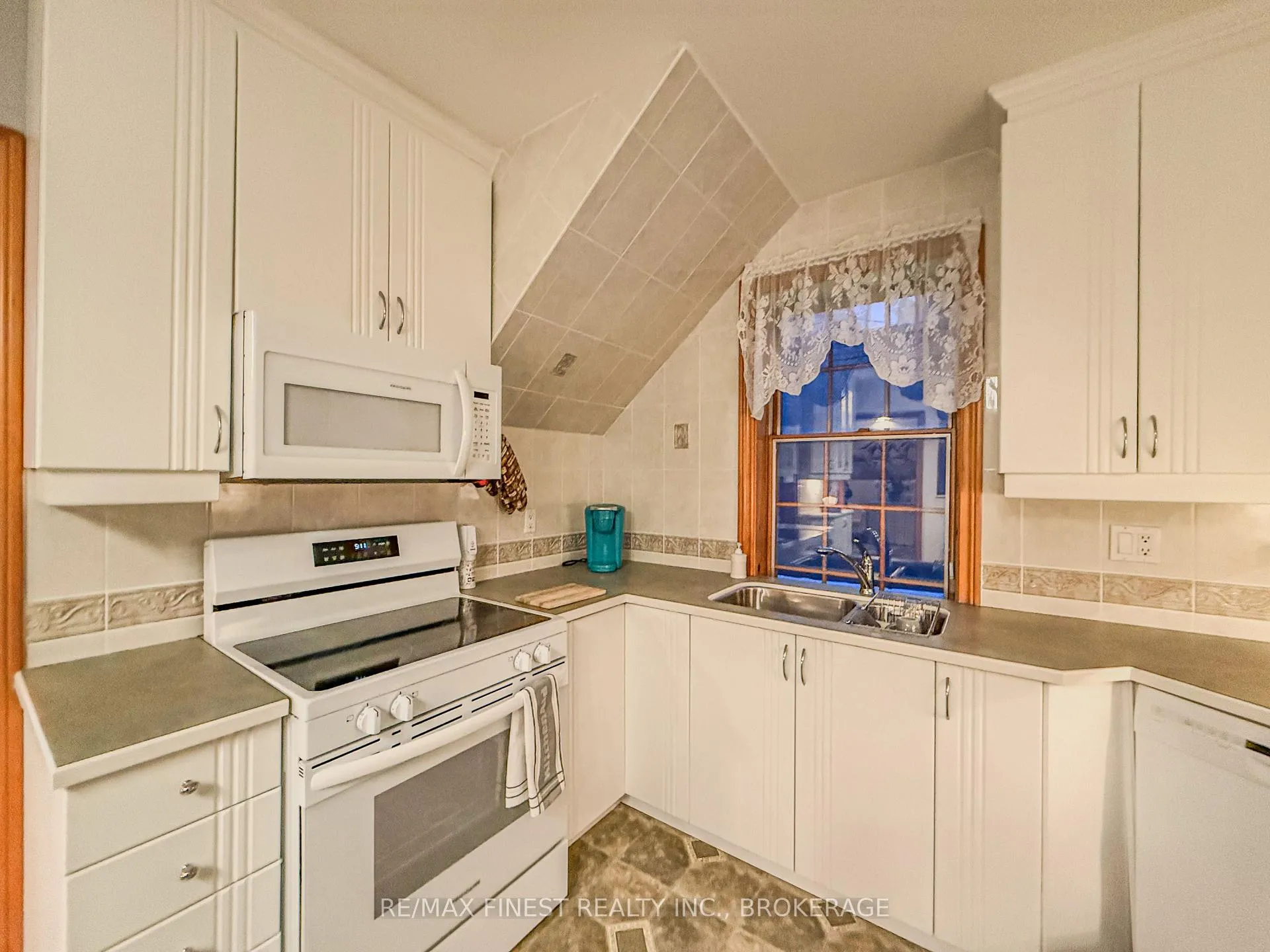 Photo 18 of 166 Queen Street, Kingston, East of Sir John A. Blvd — HOMEH